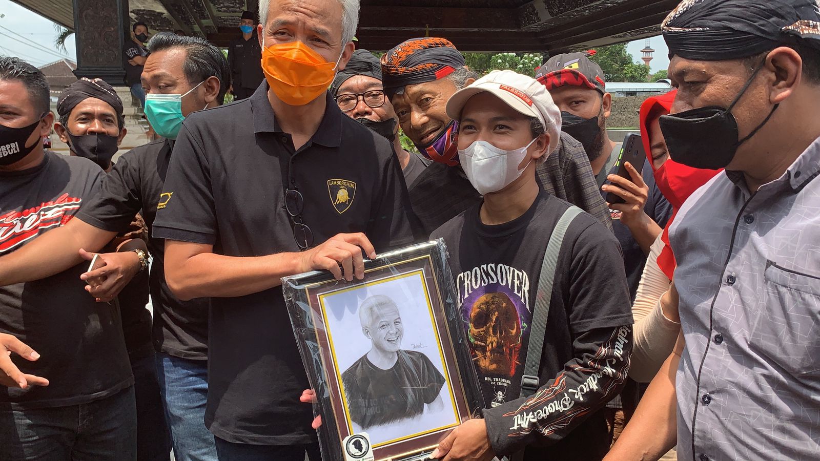 Ganjar Pranowo menerima hadiah gambar sketsa dirinya dari seorang warga Blitar