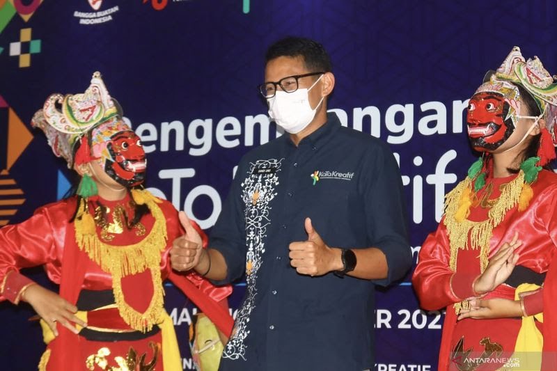 Sandiaga Uno (tengah)