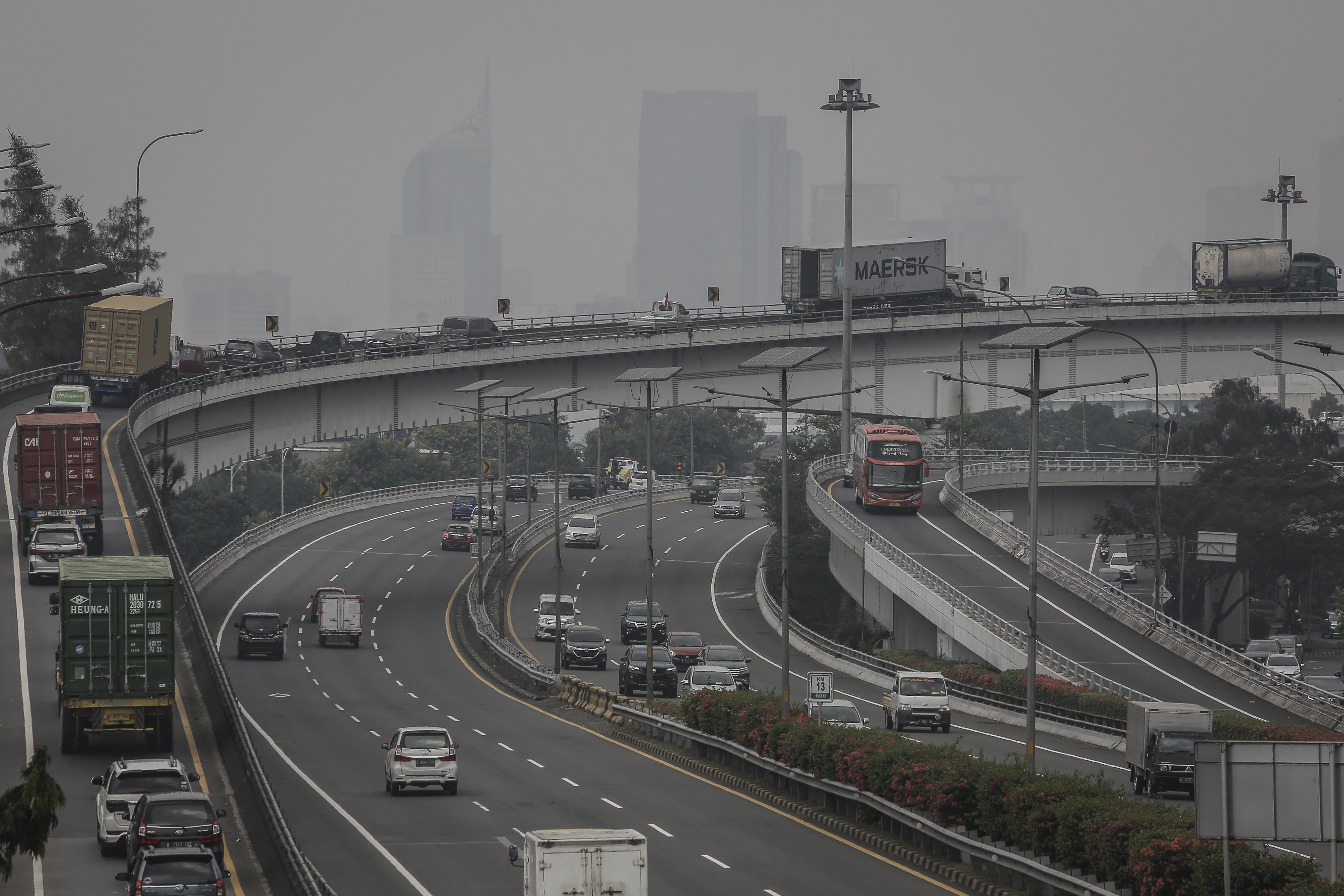 Kendaraan melintas di ruas jalan tol dalam kota di wilayah Jakarta.