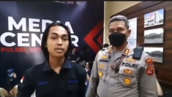 M. Fariz, seorang mahasiswa dari Himpunan Mahasiswa Tangerang (Himata) Banten Raya yang dibanting hingga dipiting anggota kepolisian