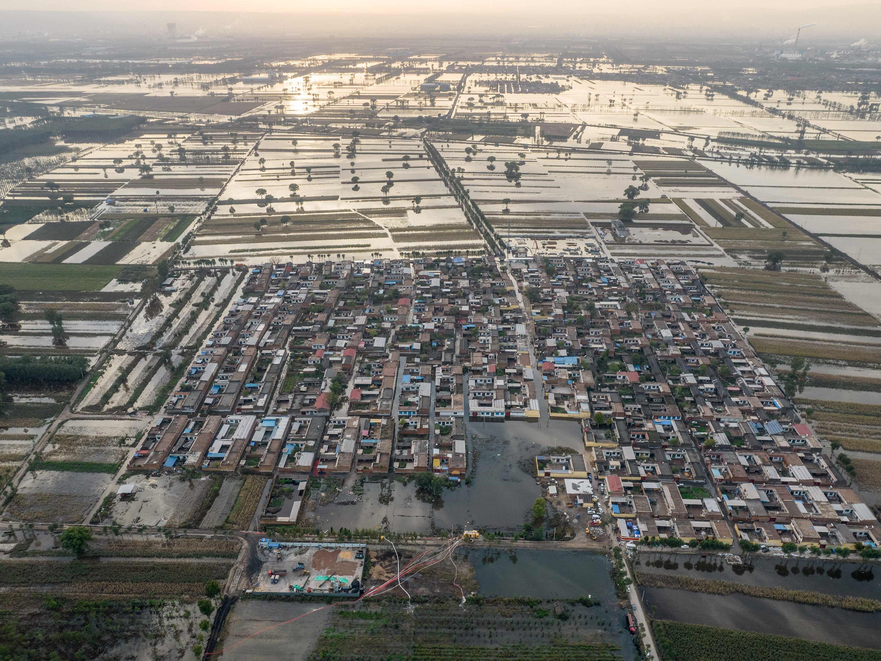 Area banjir setelah hujan deras di Jiexiu di kota Jinzhong di provinsi Shanxi utara Tiongkok, Minggu (10/10).