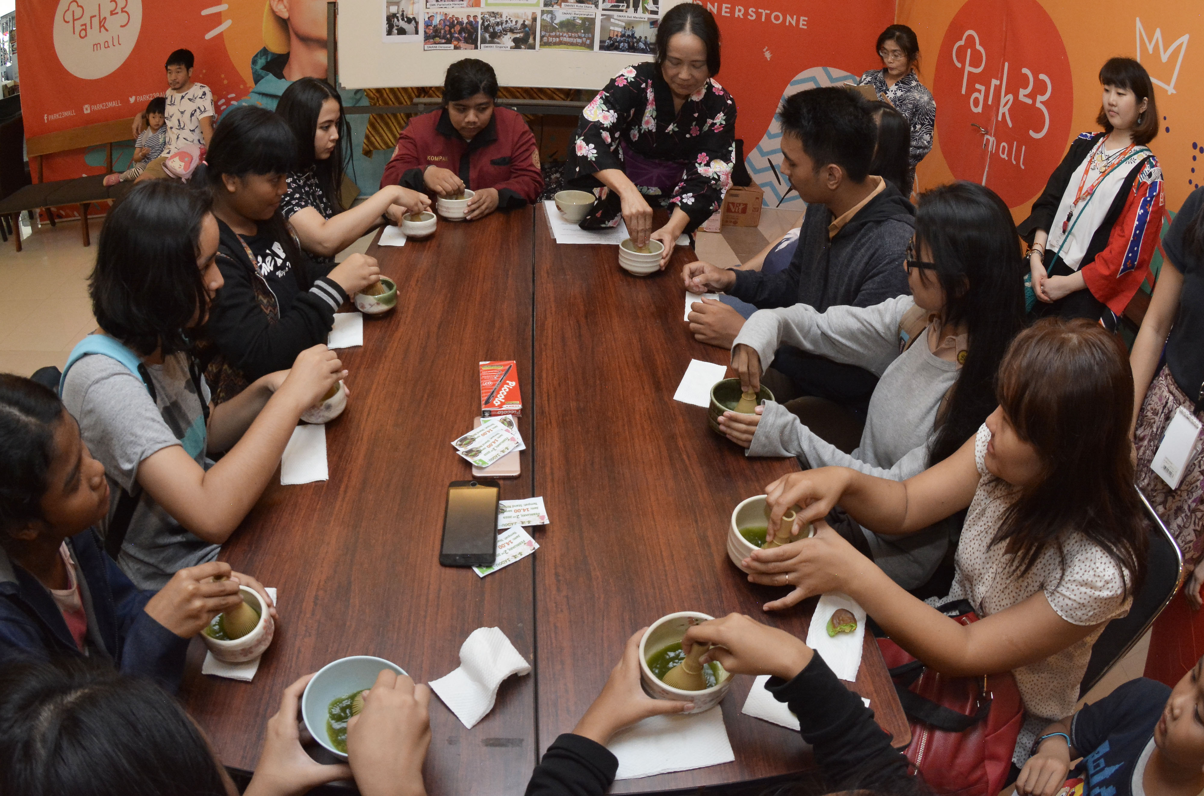 Pengunjung mempraktekkan tata cara Sado atau upacara minum teh tradisional Jepang saat kegiatan Bali Sakura Matsuri 2019 di Kuta, Bali.