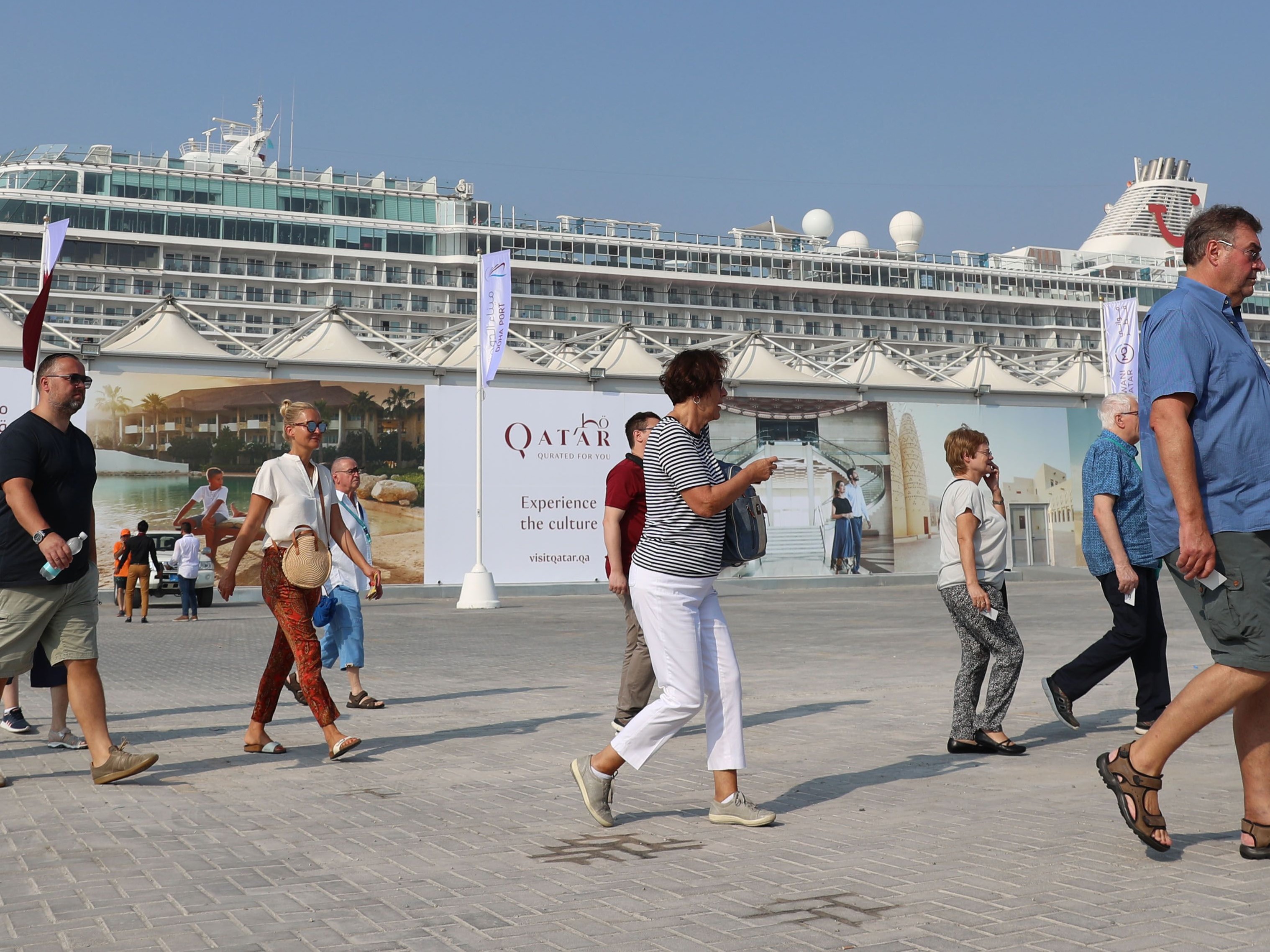 Turis turun di Pelabuhan Doha saat musim pelayaran baru dimulai, Jumat (22/10).