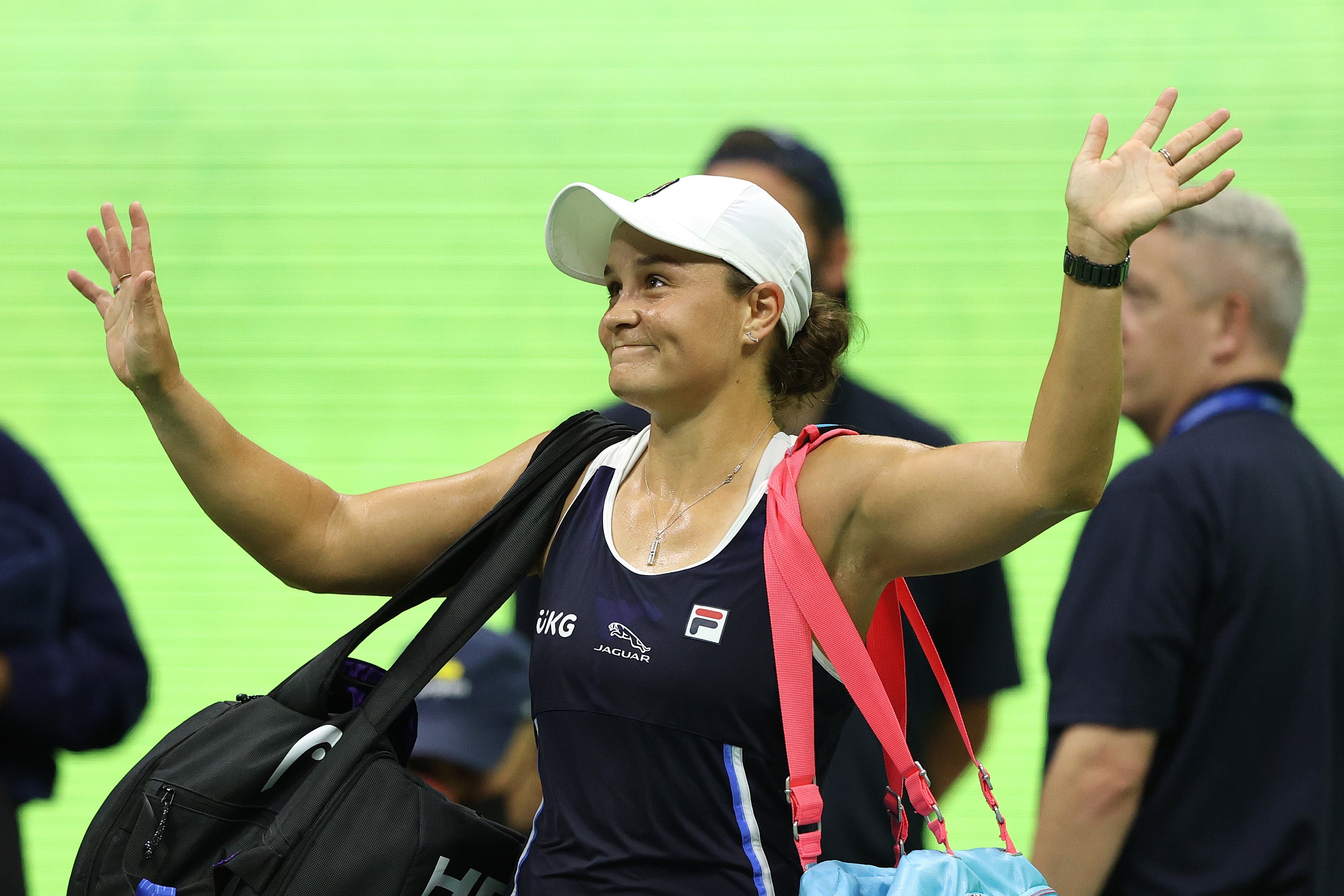 Petenis Australia Ashleigh Barty meninggalkan lapangan saat tersingkir di putaran ketiga turnamen AS Terbuka 2021.