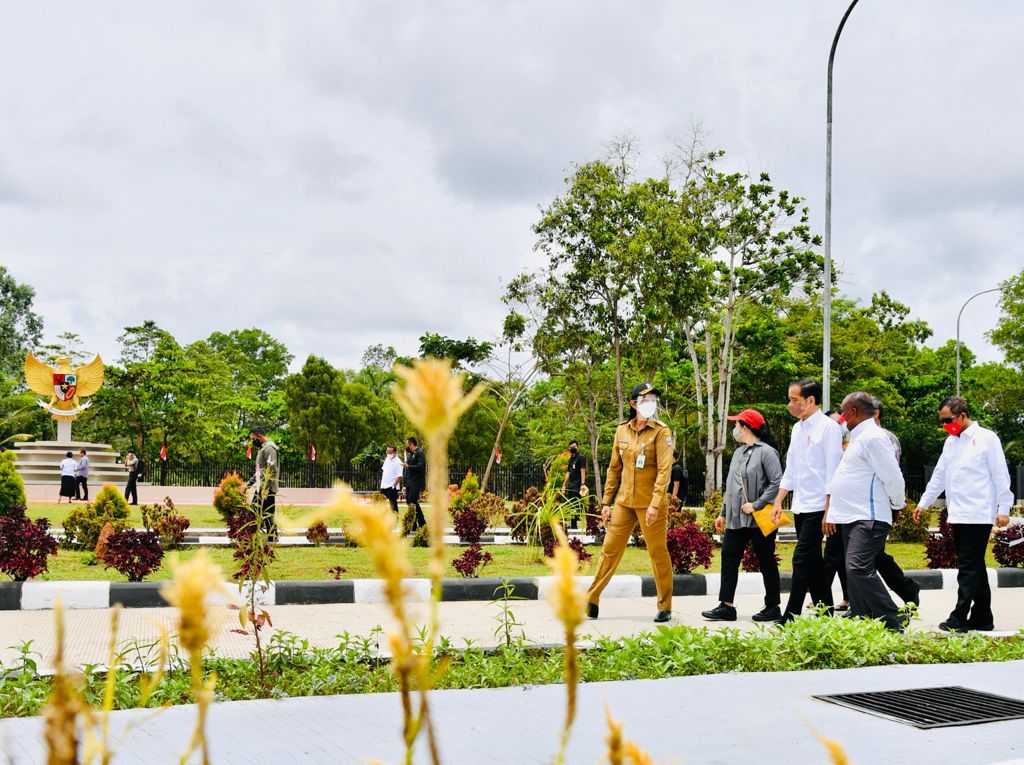 Ketua DPR RI Dr (HC) Puan Maharani (kedua dari kiri) mendampingi Presiden RI Joko Widodo meninjau PLBN Sota di Merauke, Papua.