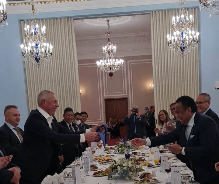 Pertukaran dasi Wakil Ketua DPR Rachmat Gobel dan Wakil Ketua DPR Belarusia Valery Mitskevic di Gedung Parlemen Belarusia, Sabtu WIB (23/10)