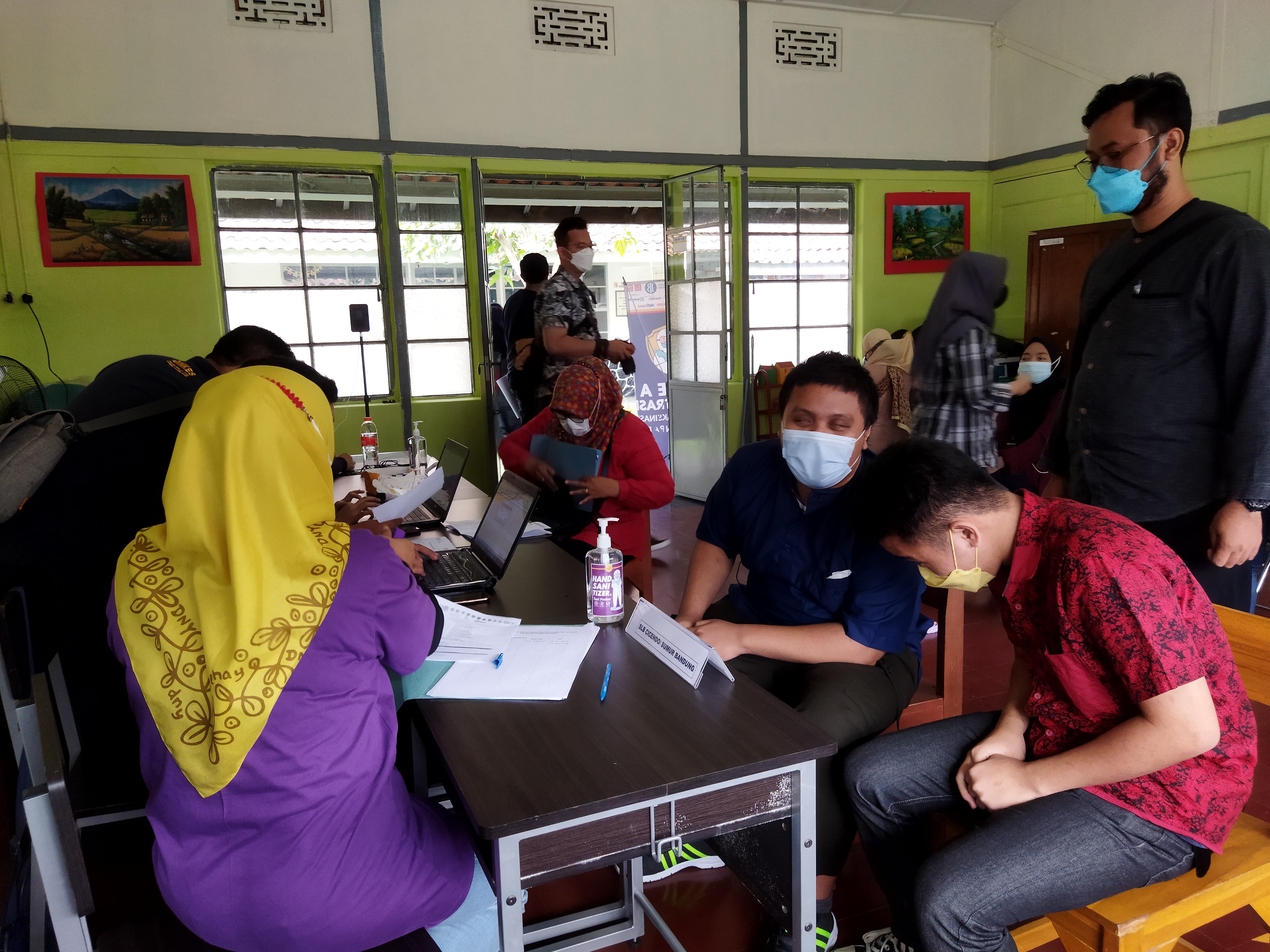 Sejumlah warga disabilitas mendapat suntikan vaksinasi yang digelar IKA Unpad