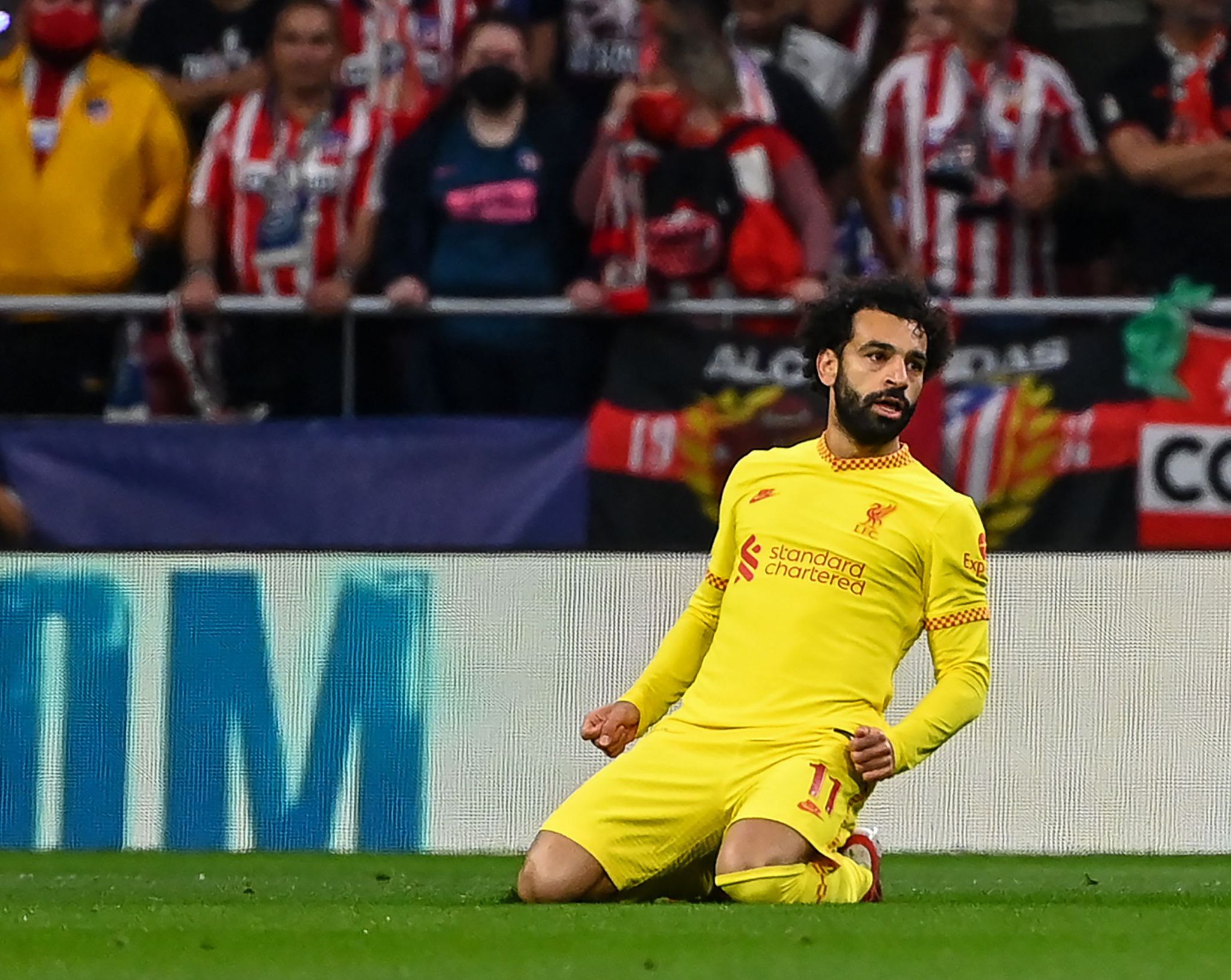 Penyerang Liverpol Mohamed Salah selebrasi usai mencetak gol. Kariernya di Liverpol belum mendapat kepastian terbentur negosiasi gaji.