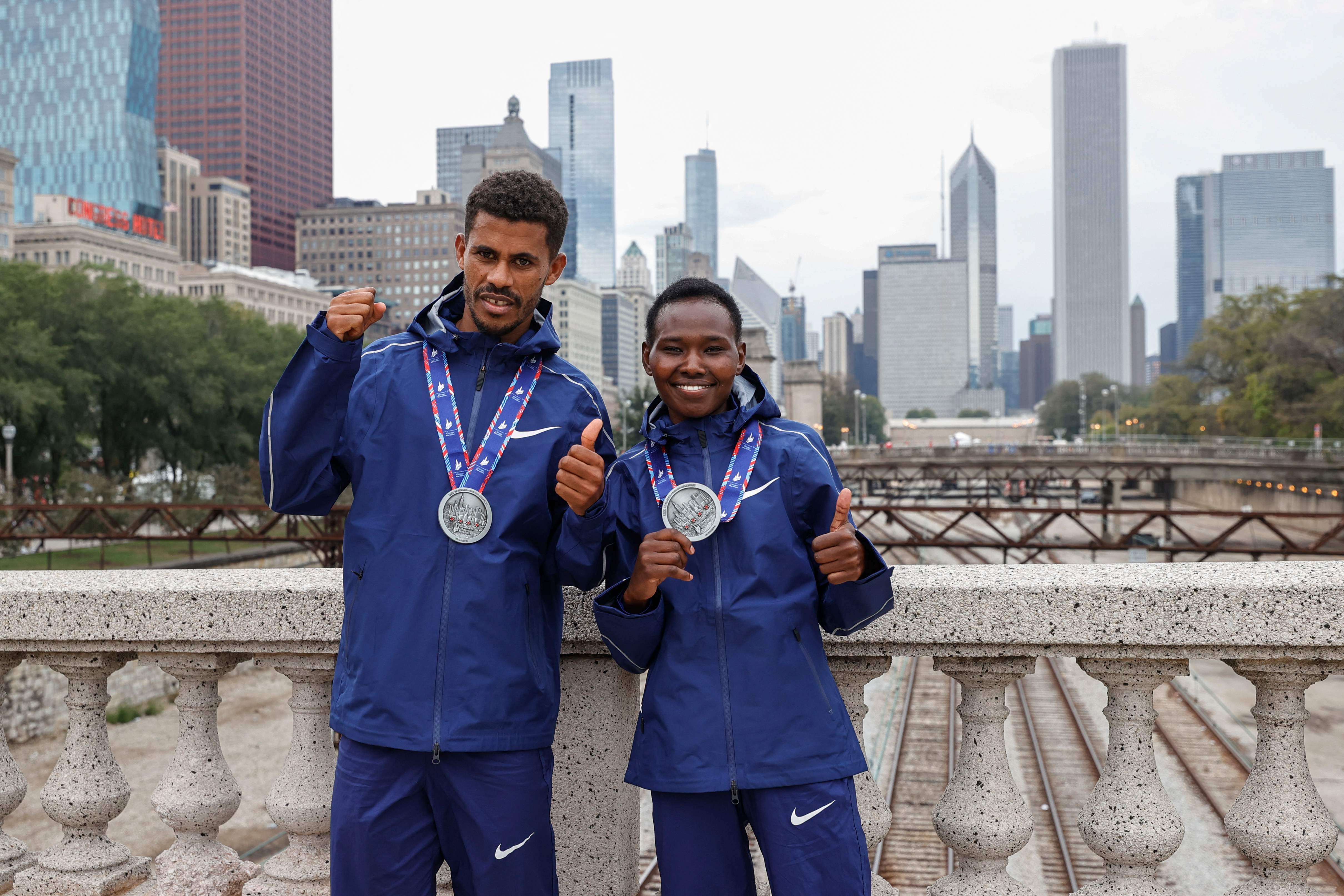 Juara Maraton Chicago Seifu Tura (kiri) dan Ruth Chepngetih
