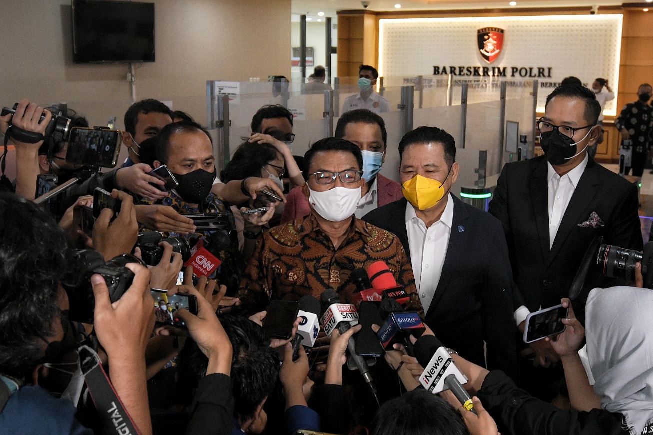 Kepala Staf Presiden (KSP) Moeldoko (tengah) 