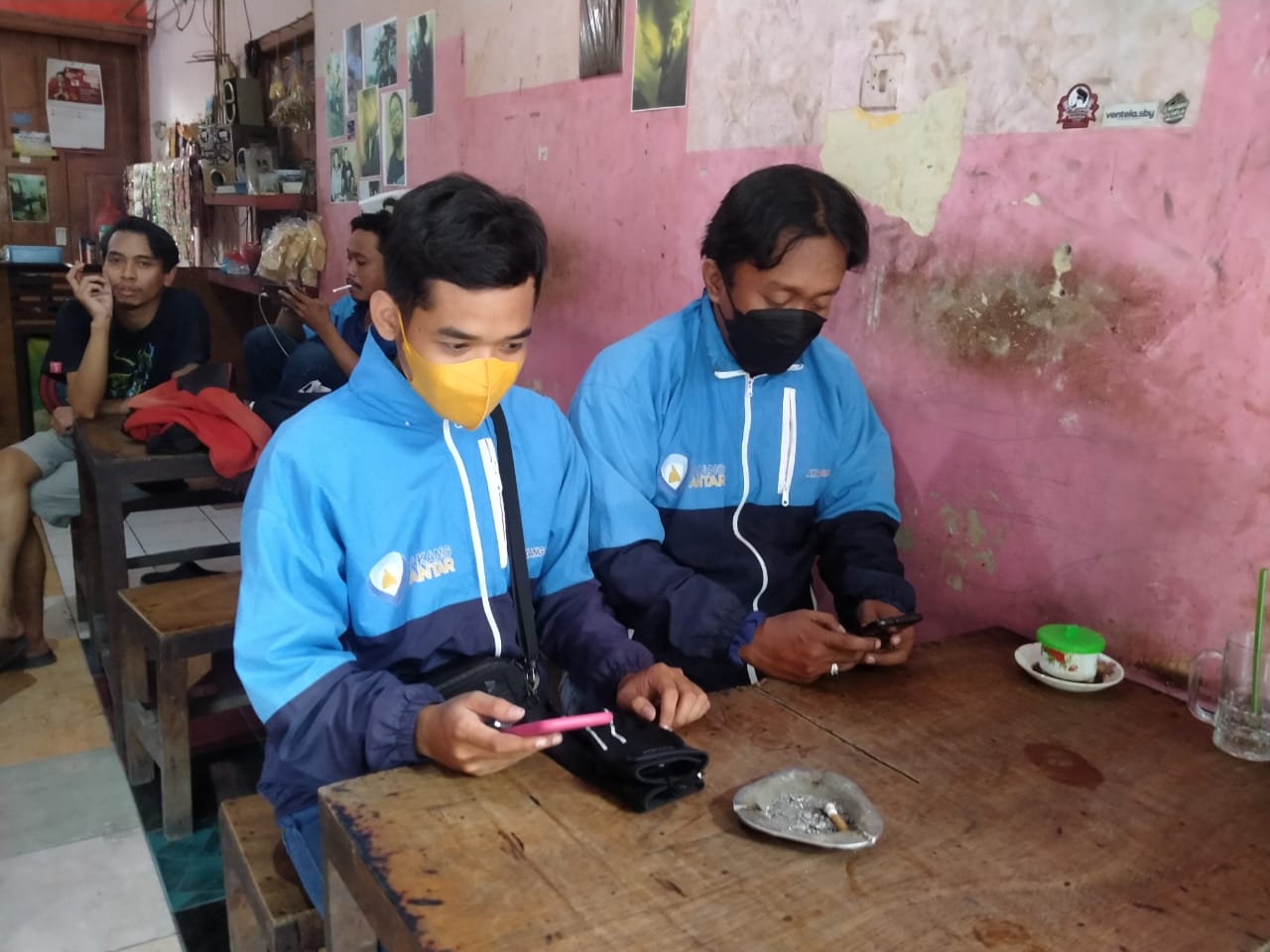 Pengemudi aplikasi Akang Antar tengah menunggu orderan dari pelaku UMKM dan konsumen di Lamongan, Jawa Timur