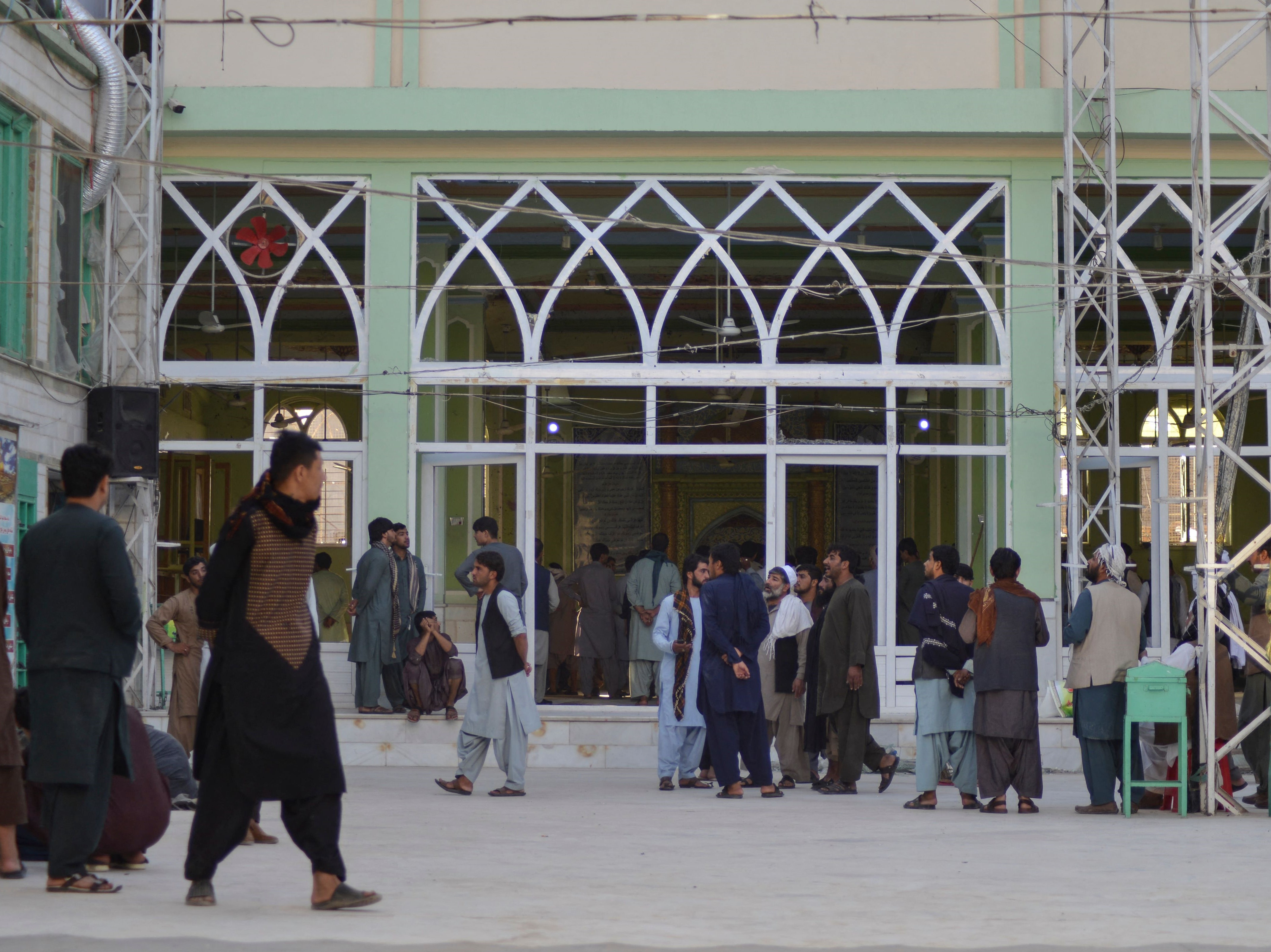 Warga Afghanistan berkumpul di halaman dalam masjid Syiah, Kandahar, 15 Oktober 2021, setelah serangan bom bunuh diri saat salat Jumat.