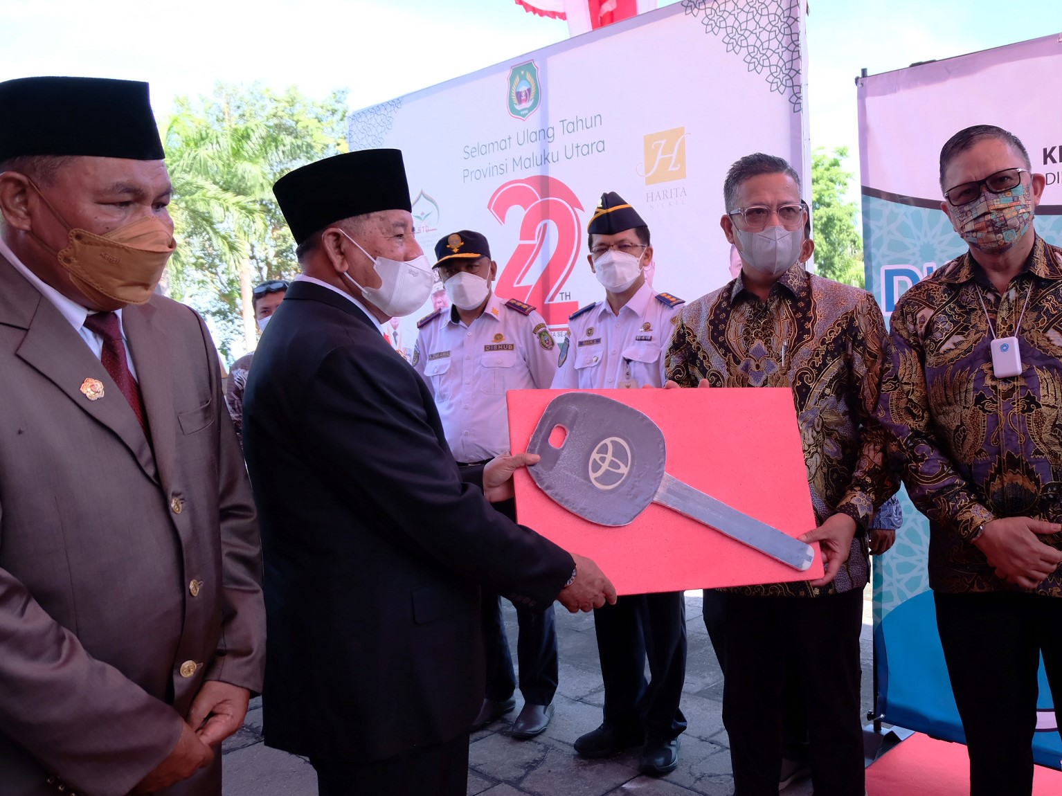 Komisaris Utara PT Harita Nickel Stevi Thomas meyerahkan secara simbolis kunci bus.