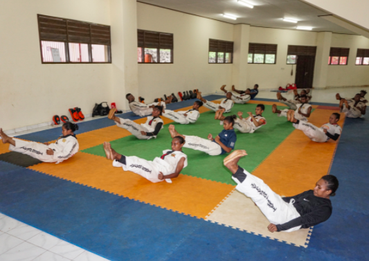 Sejumlah atlet tarung derajat Papua berlatih di sasana latihan Mandala Jayapura, Papua, Senin (5/7/2021).