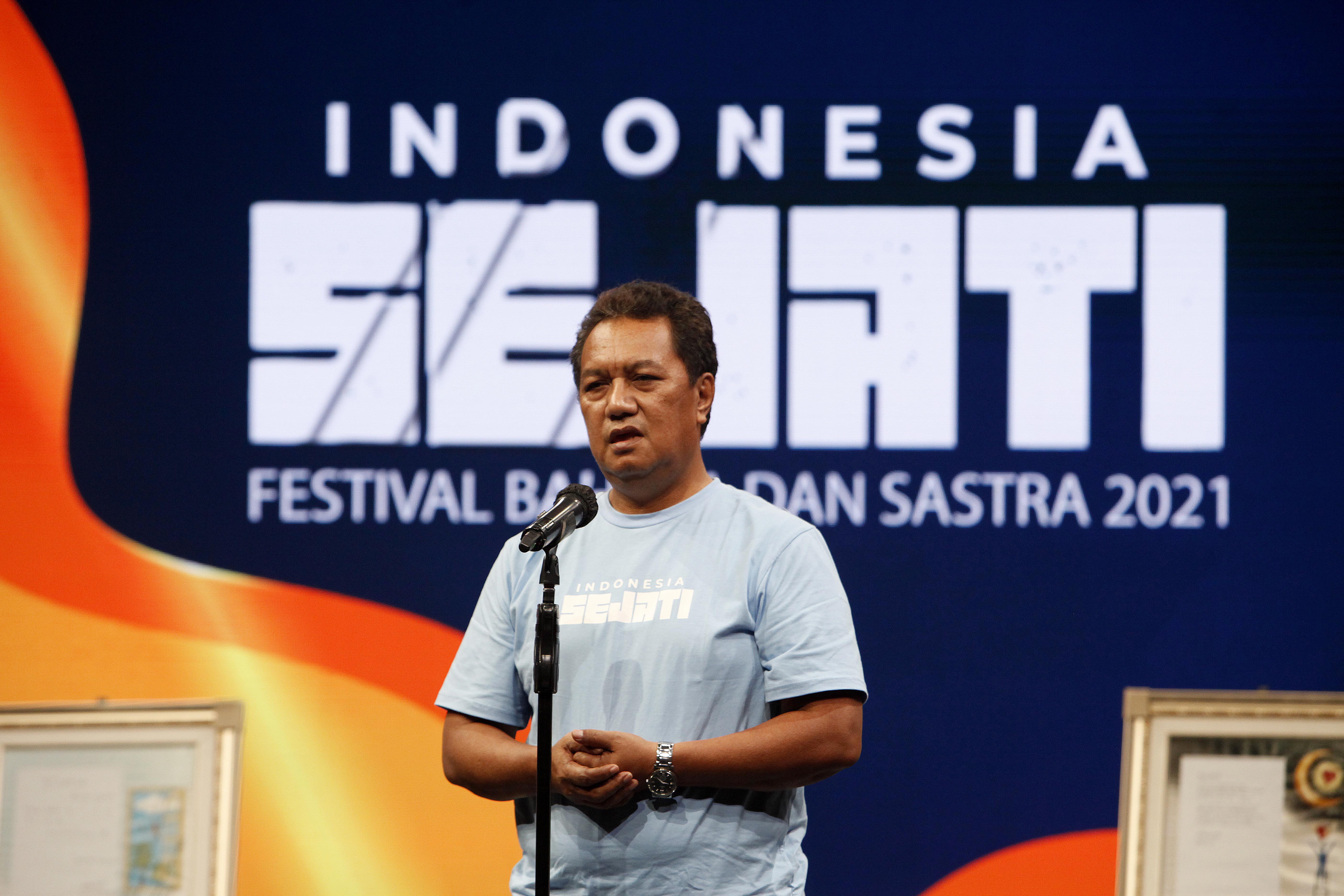Direktur Pemberitaan Media Indonesia Gaudensius Suhardi menyampaikan sambutan dalam Festival Bahasa dan Sastra 2021.