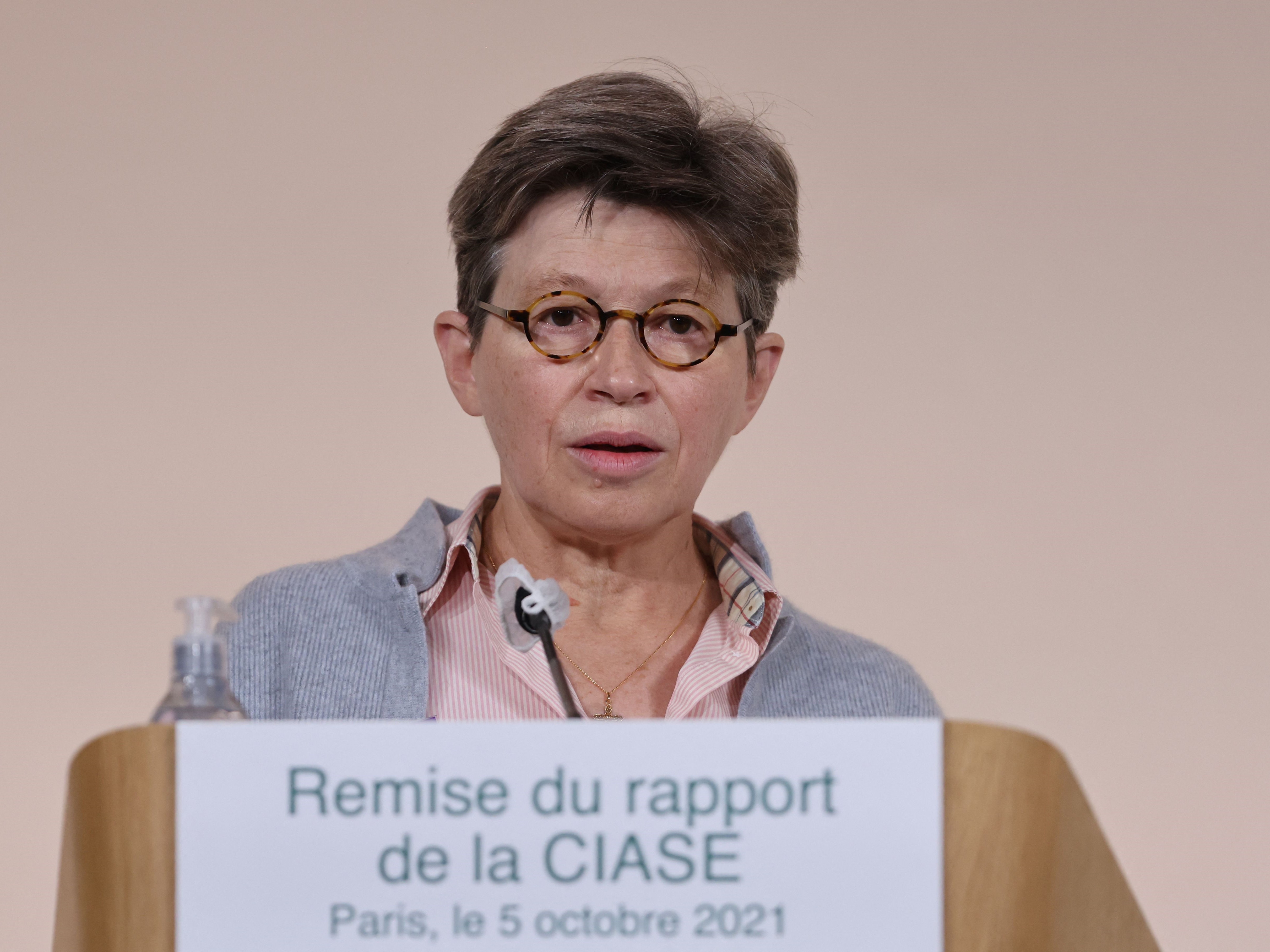 Suster Veronique Margron, presiden Konferensi Religius Prancis (CORREF), berbicara selama penerbitan laporan oleh komisi independen.