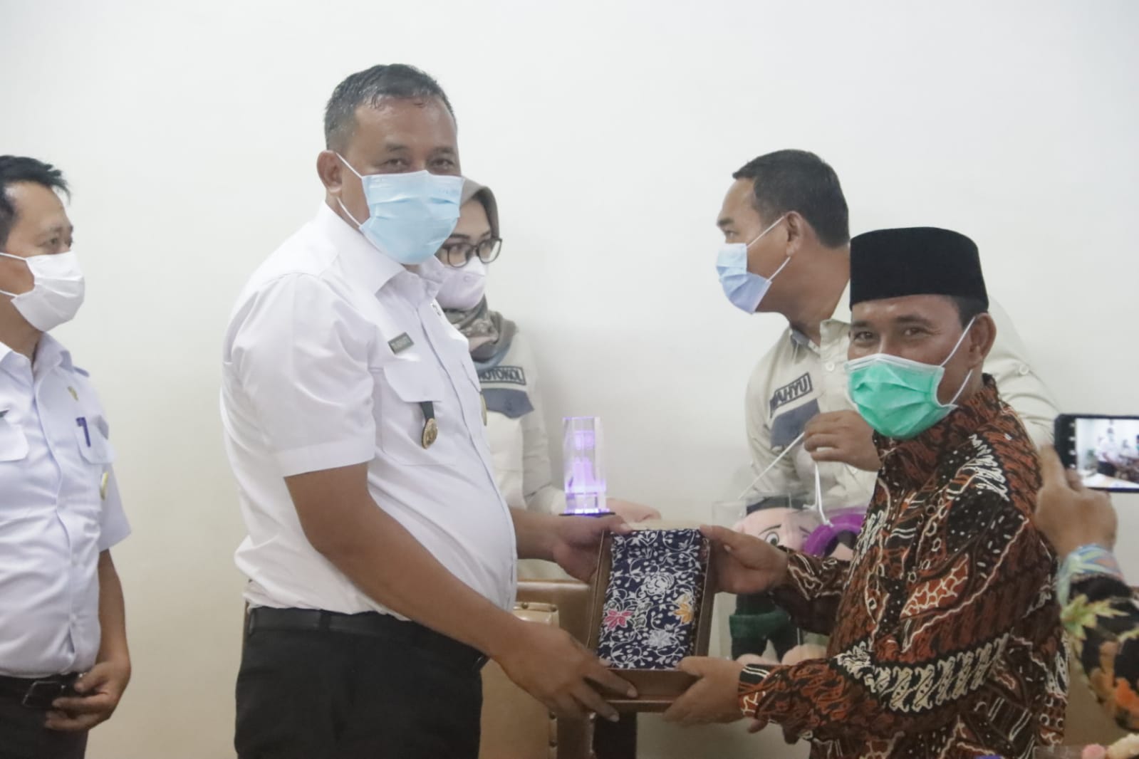 Wakil Wali Kota Bekasi Tri Adhianto dan Bupati Sumbawa Barat W. Musyafirin membahas Twinning Program Pengelolaan Air Limbah Domestik.