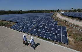 Ilustrasi energi terbarukan menggunakan PLTS.