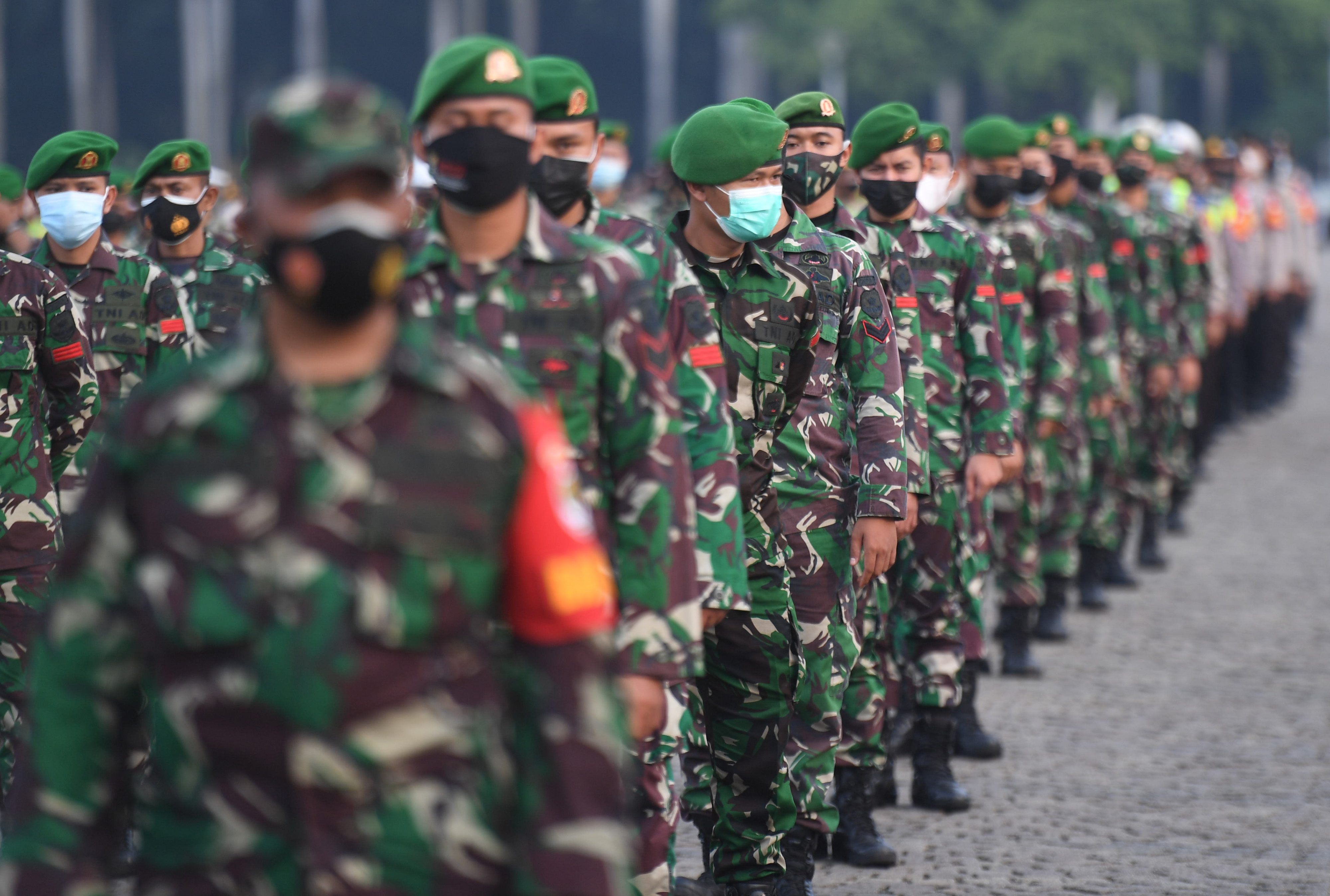 Prajurit TNI saat mengikuti mengikuti apel pengamanan di kawasan Monas, Jakarta.