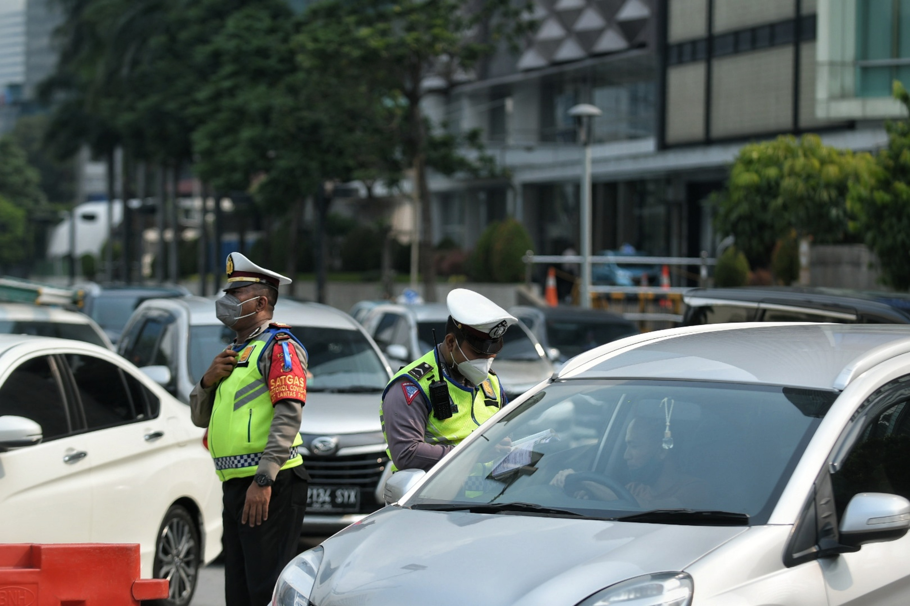 Polisi melakukan patroli Operasi Patuh Jaya 2021 di kawasan Bundaran HI, Jakarta.