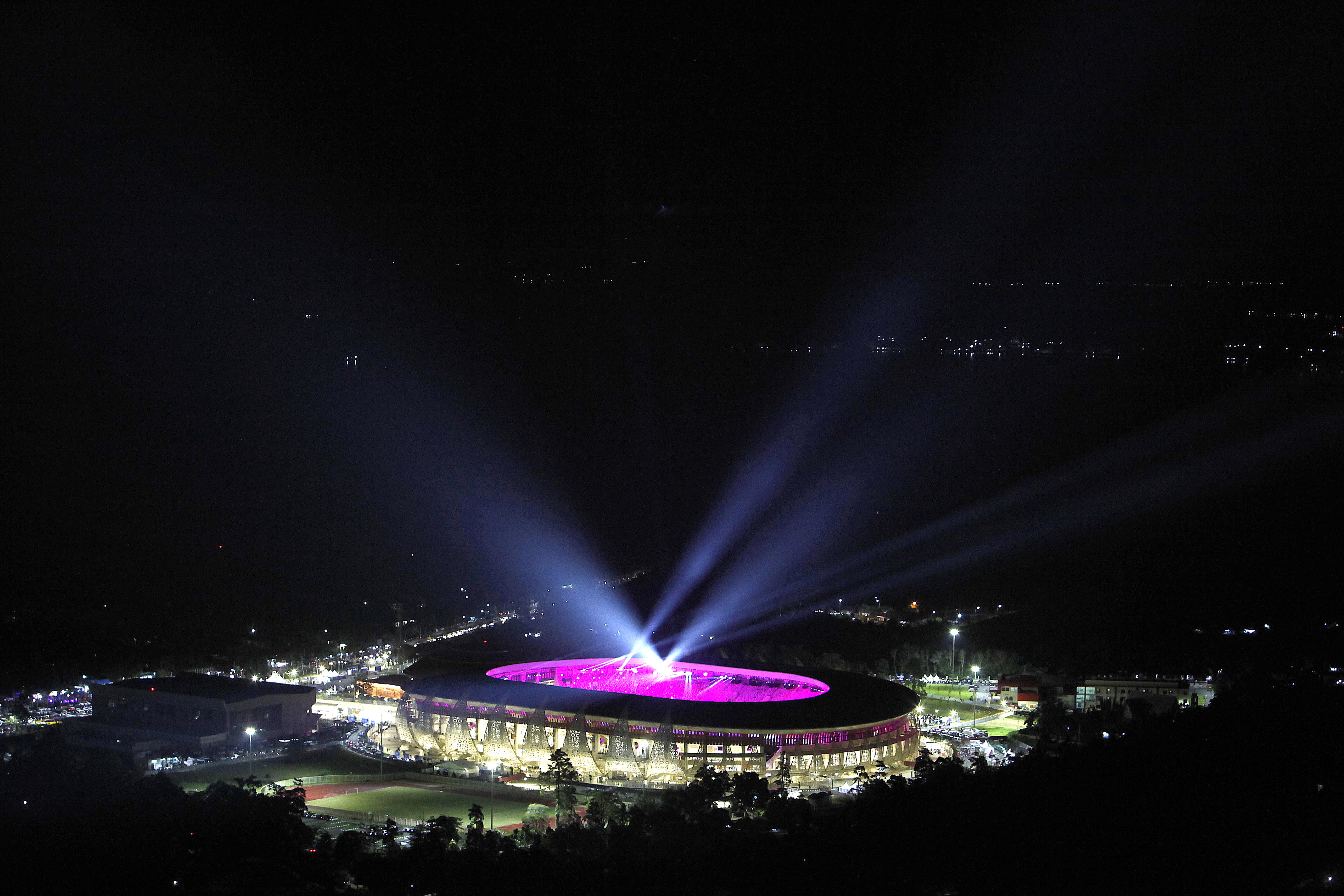 Suasana permainan sorot lampu saat malam pembukaan Pekan Olahraga Nasional (PON) XX di Stadion Lukas Enembem Kompkeks Olahraga Harapan, Sent