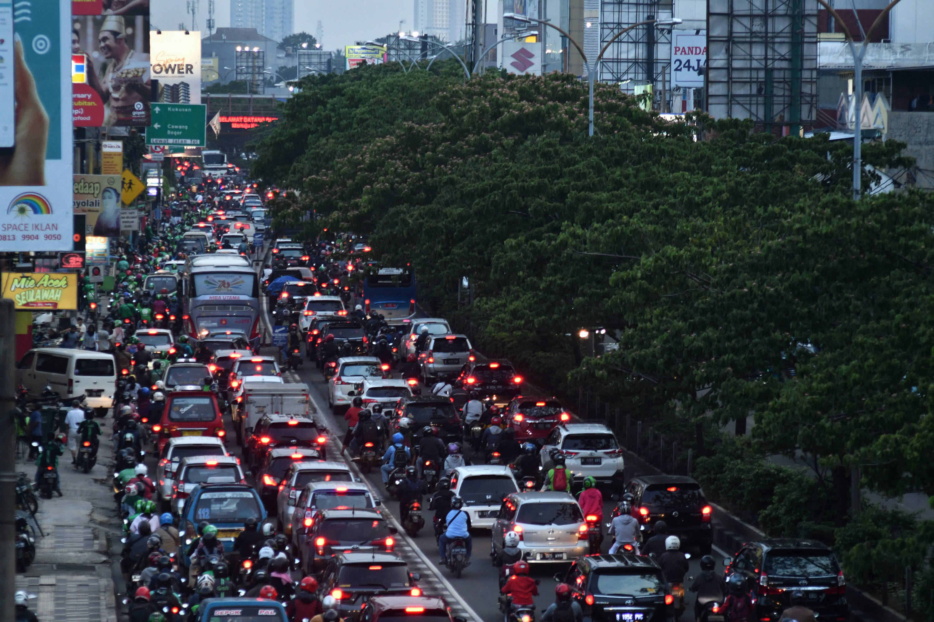Suasana kepadatan lalu lintas pada Jalan Margonda Raya, Depok.