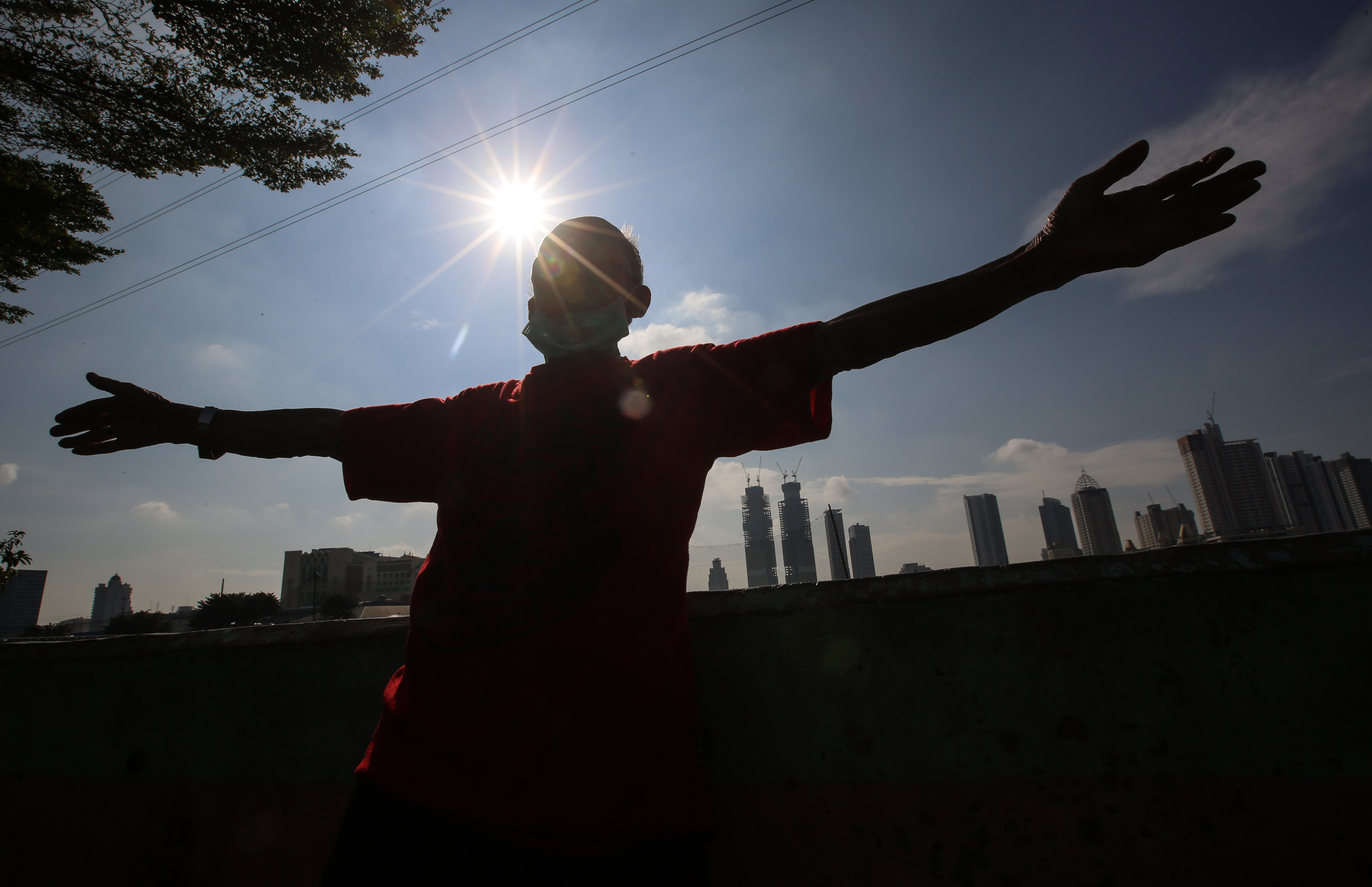 Wwarga berjemur, salah satu manfaat berjemur ialah mendapatkan vitamin D alami