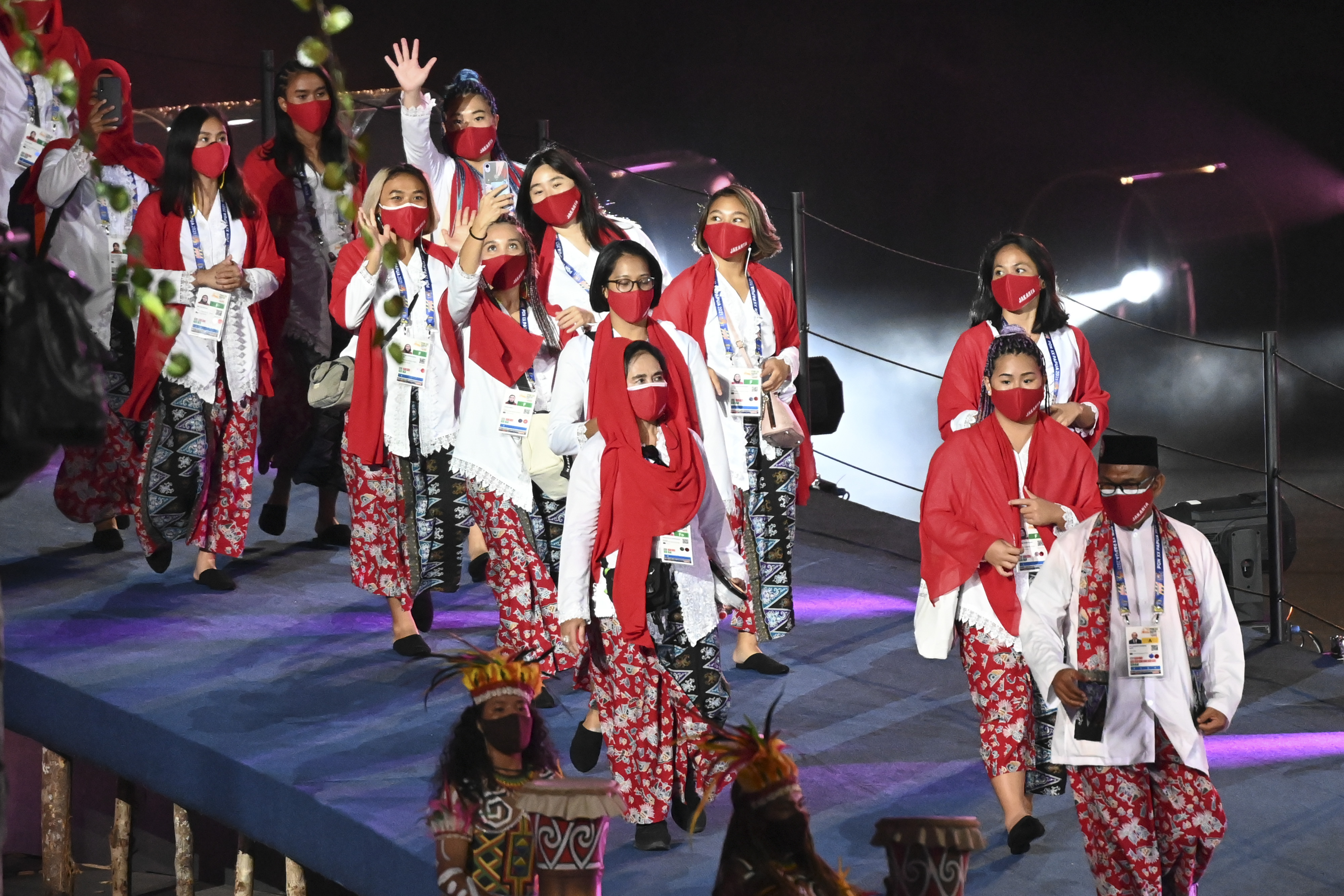 Kontingen DKI Jakarta mengikuti defile Upacara Pembukaan PON Papua di Stadion Lukas Enembe.