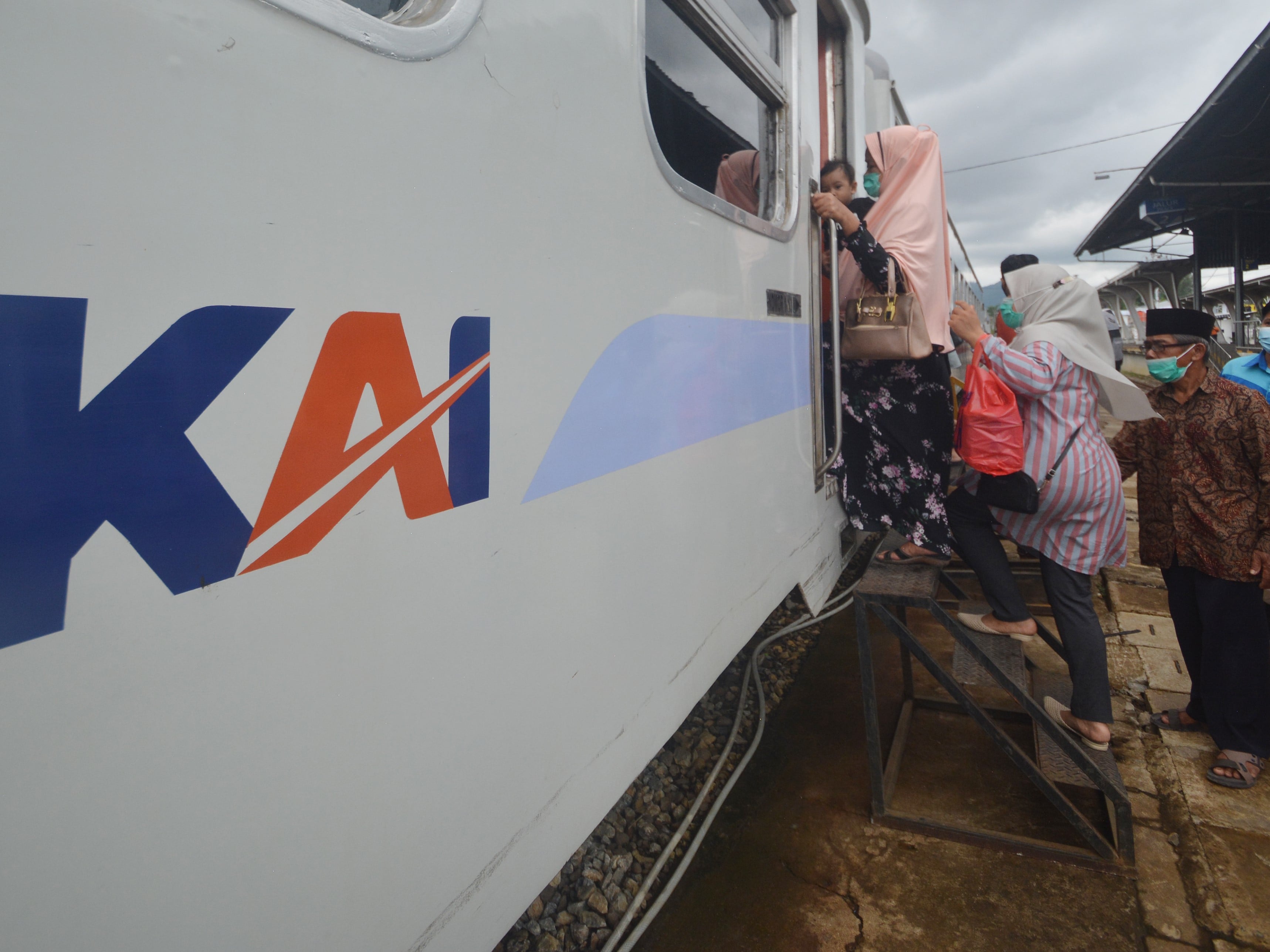 Penumpang menaiki gerbong Kereta Api Sibinuang di Stasiun Simpang Haru, Padang, Sumatra Barat.