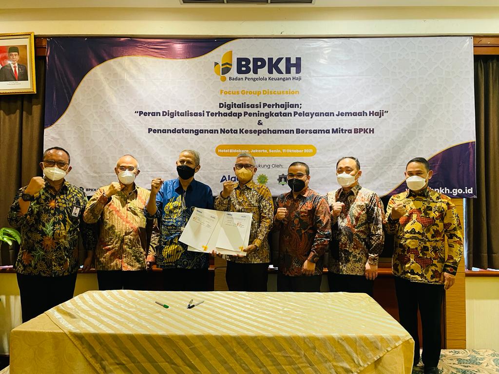 Pimpinan Bank Aladin Syariah menandatangani MoU dengan BPKH yang diwakili Kepala Badan Pelaksana Anggito Abimanyu, Senin (11/10).