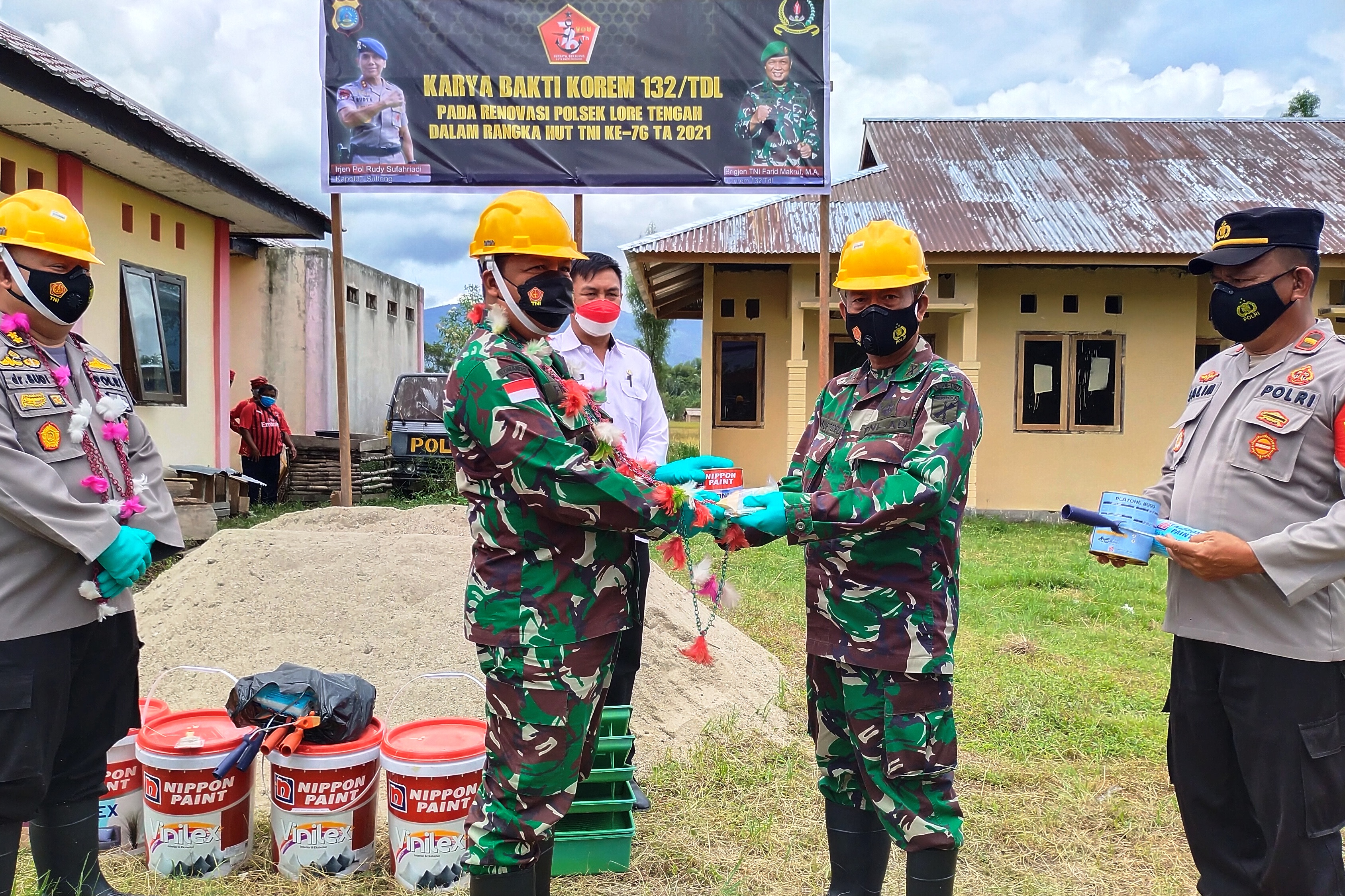 Danrem 132/Tadulako menyerahkan bantuan secara simbolis kepada Danramil Napu dan Kapolsek Lore Tengah.