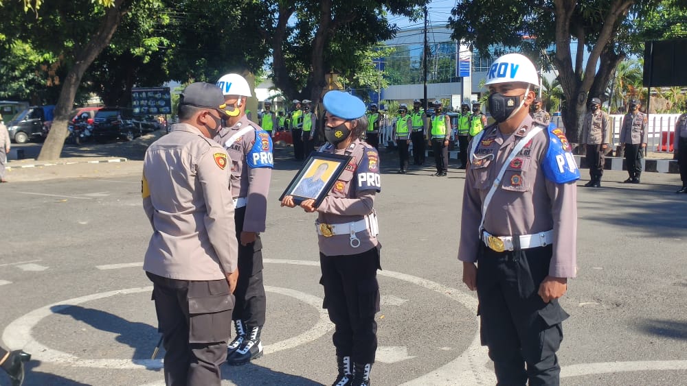 Upacara pemecatan dengan tidak hormat anggota Polres Sikka karena bolos 18 bulan berturut-turut, Selasa (12/10)