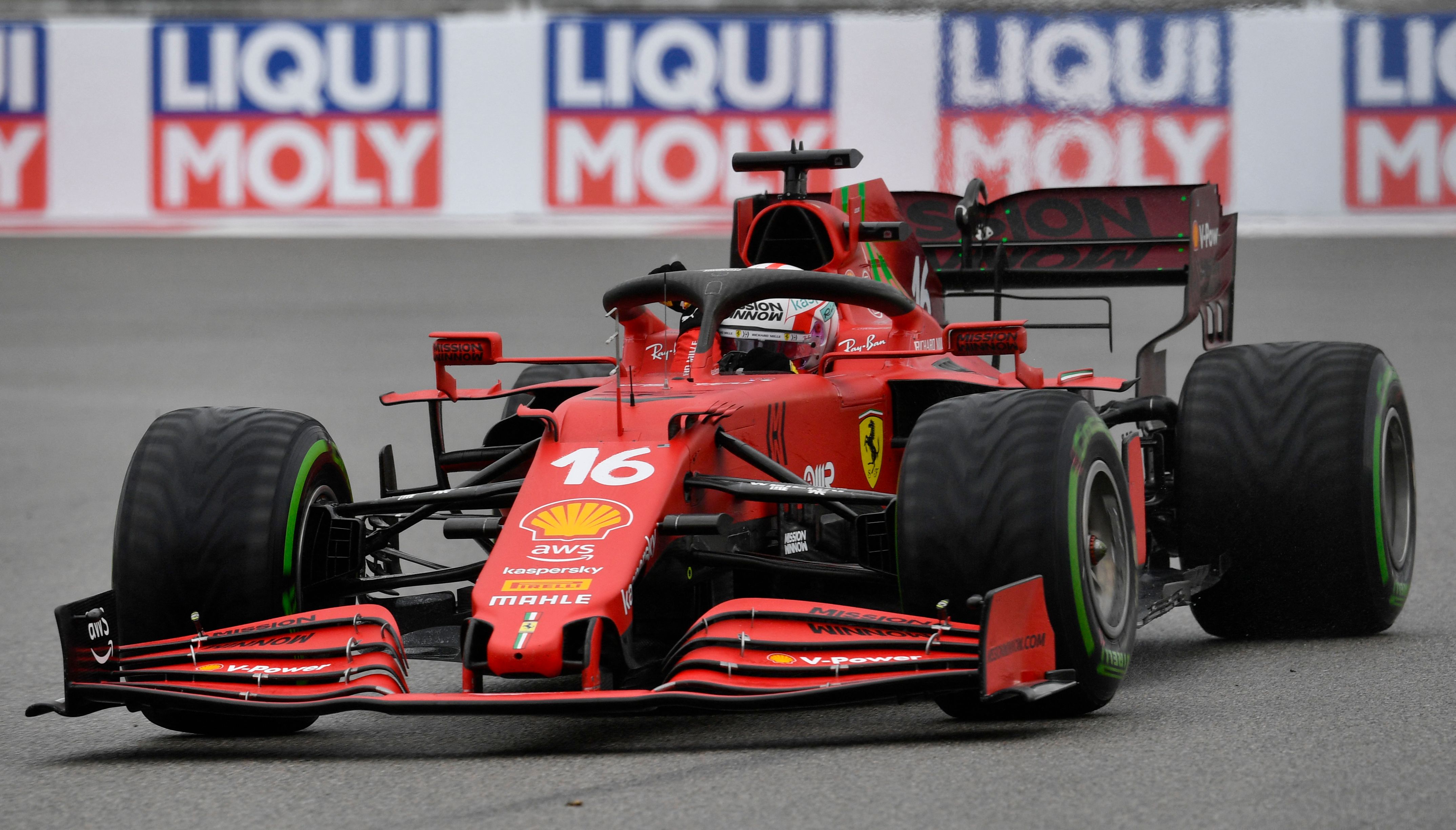 Pembalap F1 dari tim Ferrari, Charles Leclerc, saat menjalani babak kualifikasi di GP Rusia.
