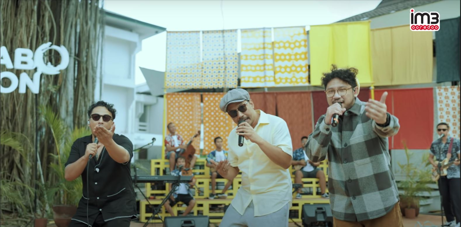 Cuplikan adegan dalam serial dokumenter Collabonation Road to Unity