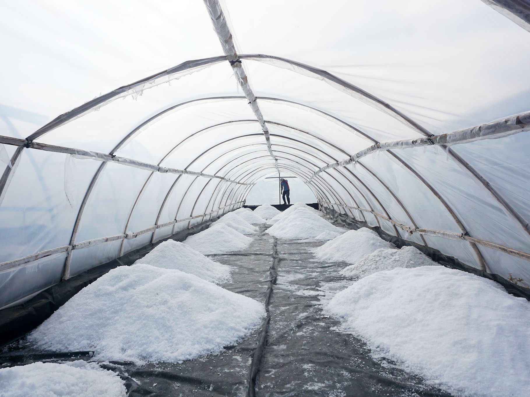 Seorang petani garam tengah berada di tunnel untuk memproduksi garam di Desa Mirit Petikusan, Kecamatan Mirit, Kebumen, Jawa Tengah.