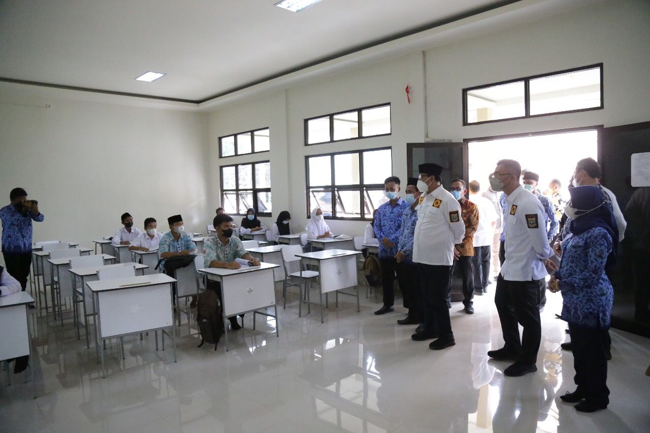 Gubernur Banten Wahidin Halim dan Wagub Andika Hazrumy tinjau pembangunan gedung praktikum SMKN 1 Cinangka, Kabupaten Serang