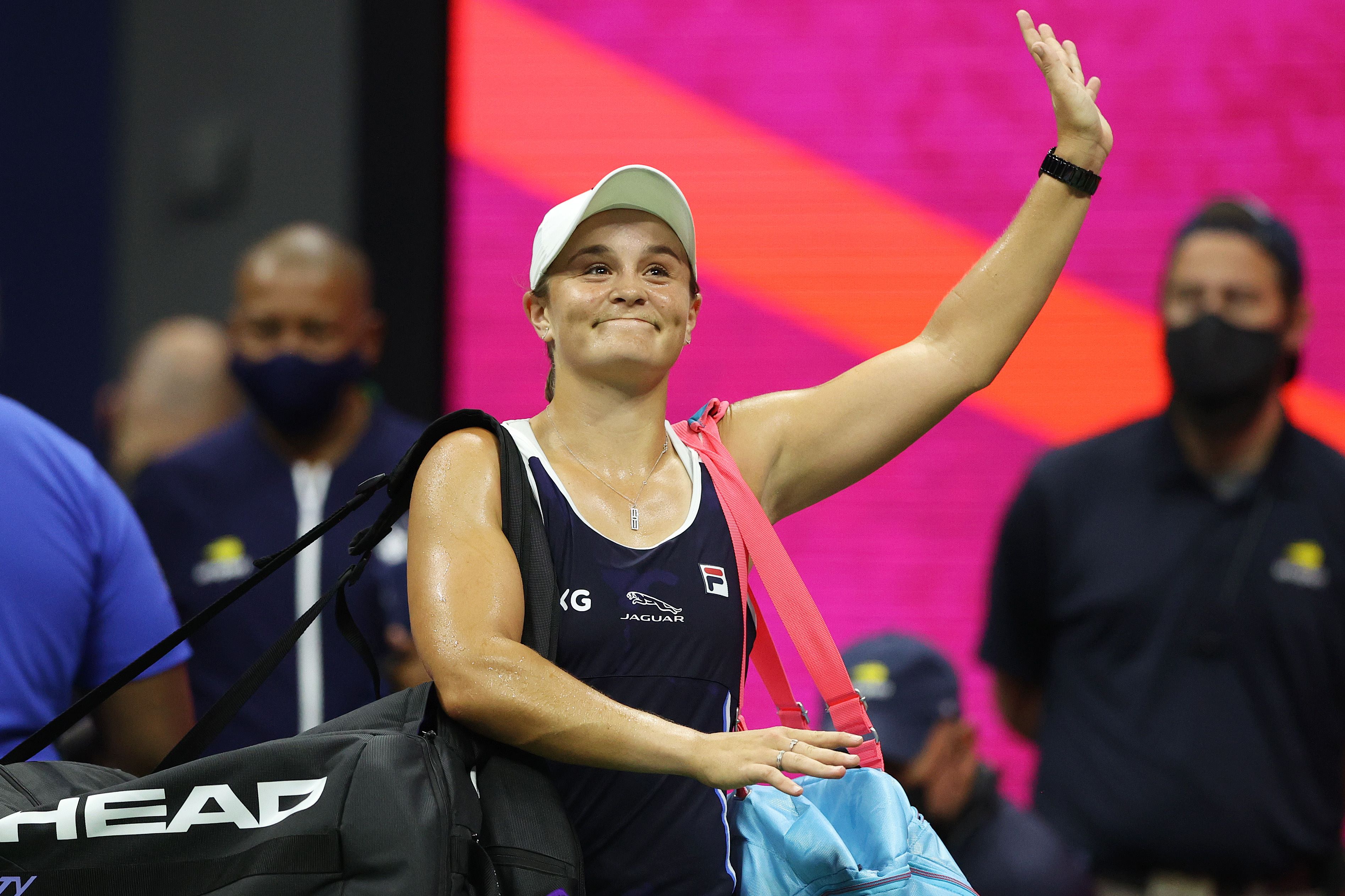 Petenis Australia Ashleigh Barty melambaikan tangan saat harus tersingkir di putaran ketiga AS Terbuka 2021. 