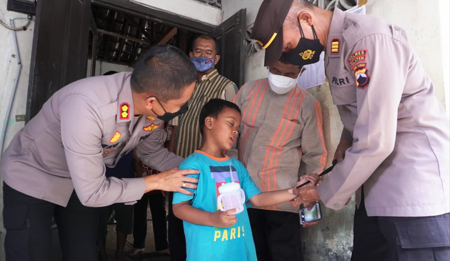 Kapolres AKB Eko Prasetyo saat menemui Rangga Dinas Iskandar di rumahnya.