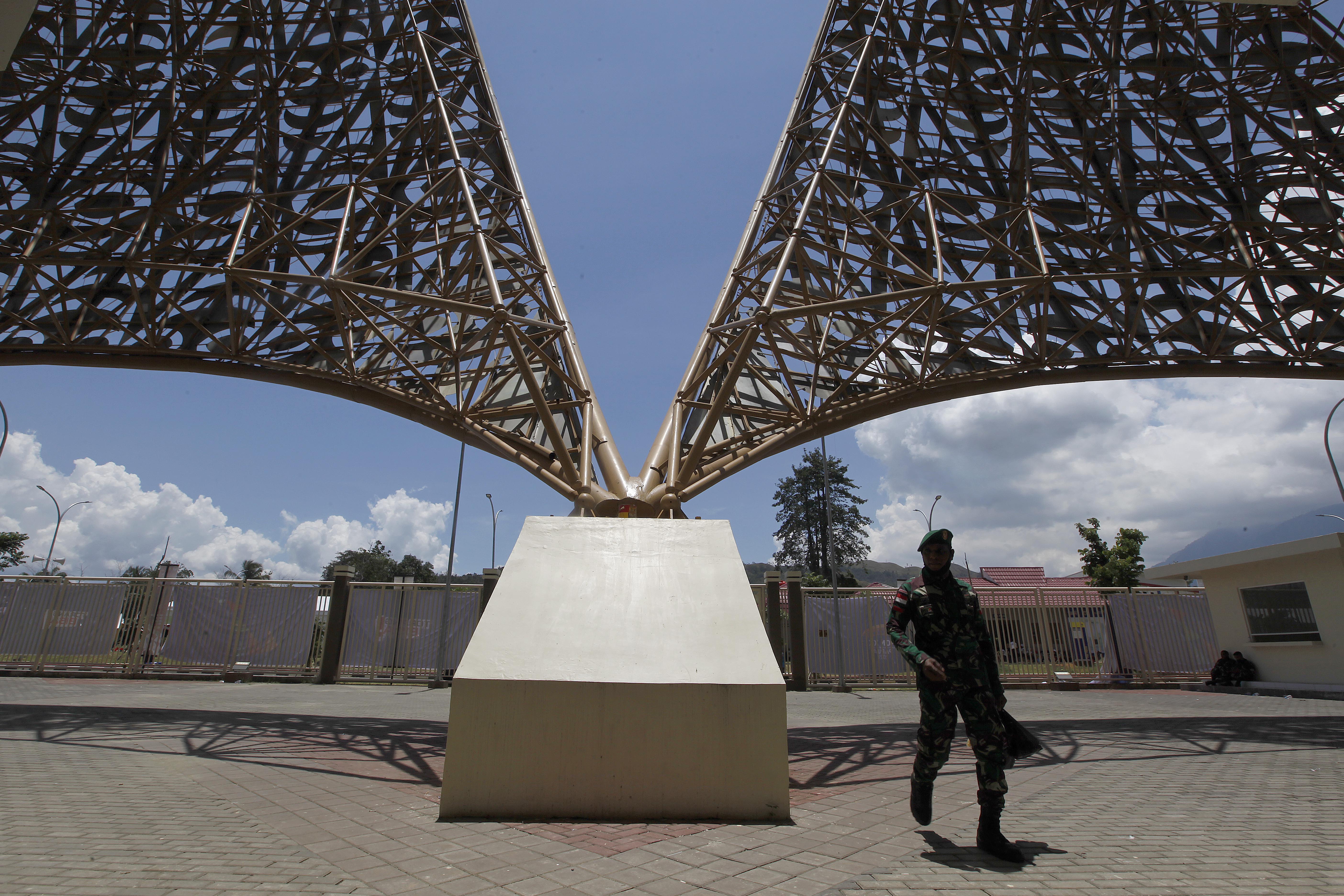 Pasukan TNI bersiaga jelang pembukaan PON XX Papua di Kompleks Stadion Lukas Enembe, Kabupaten Jayapura.
