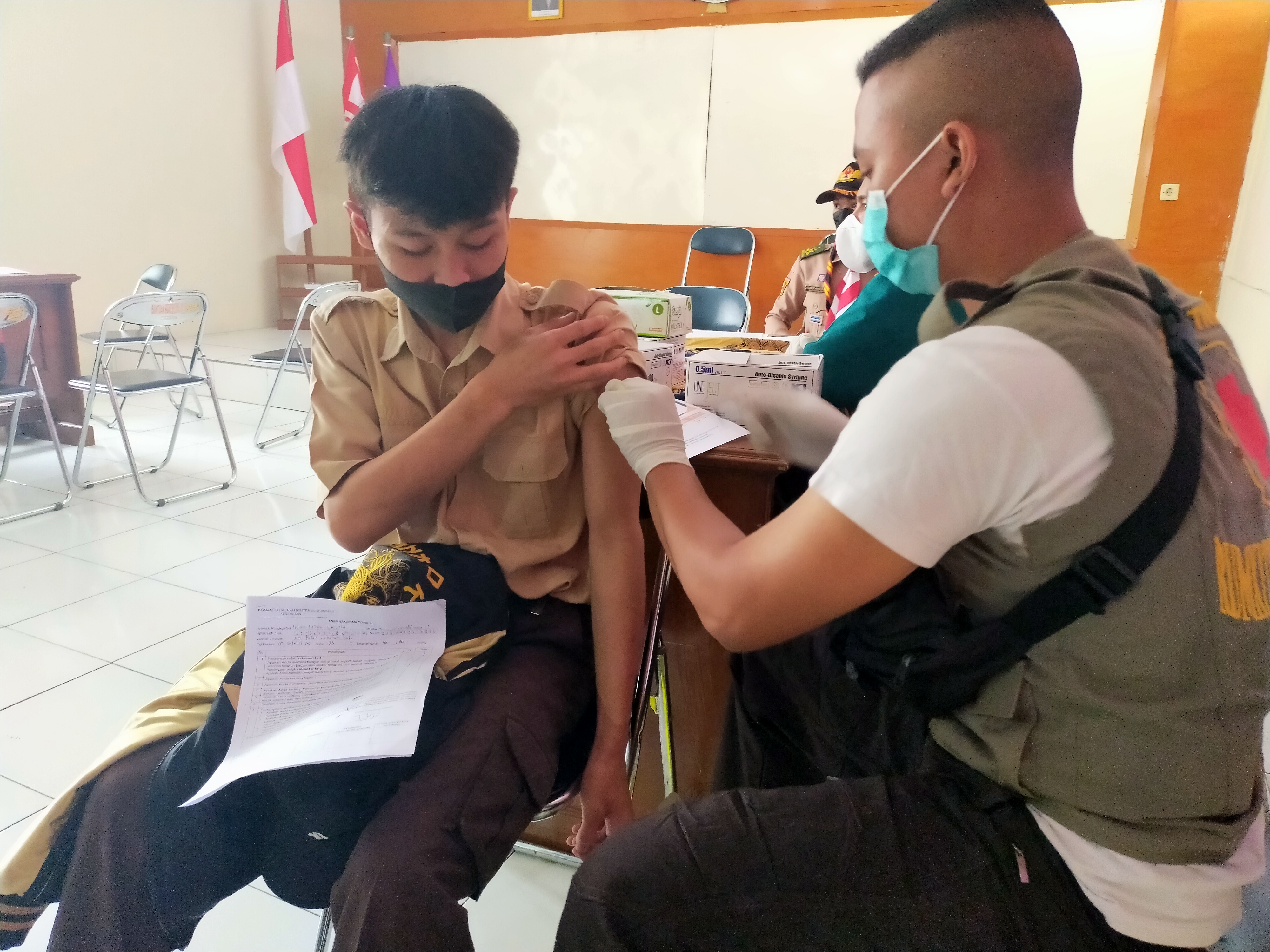 Seorang pelajar di Tasikmalaya, Jawa Barat, tengah divaksinasi