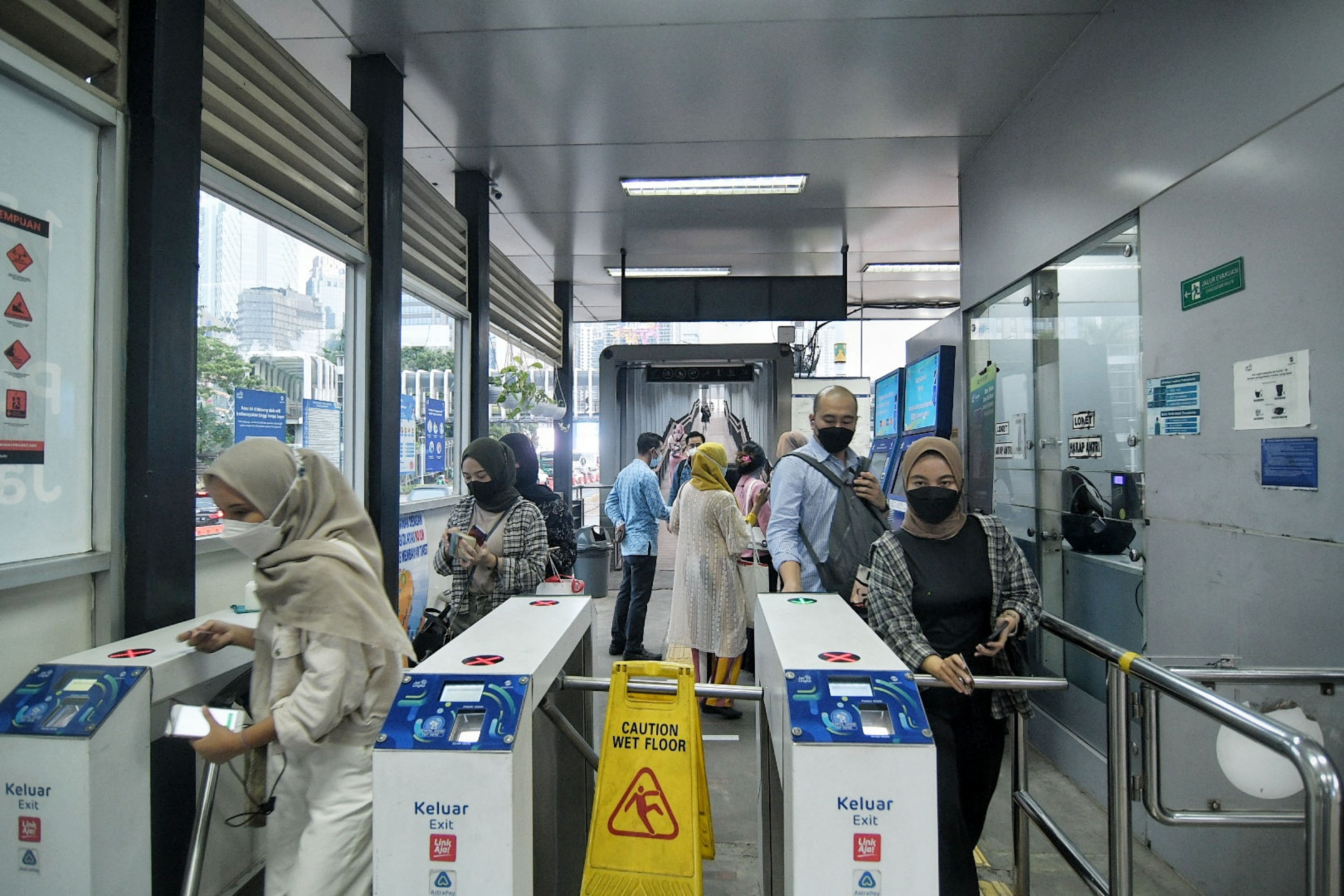 Empat rute transjakarta yang dihentikan sementara kebali diaktifkan mulai hari ini, Jumat (22/10)