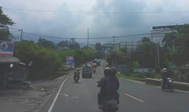 Jalur Puncak-Cianjur, Jawa Barat ramai lancar, namun antisipasi kemacetan tetap dilakukan dengan sistem satu arah, Rabu (20/10).