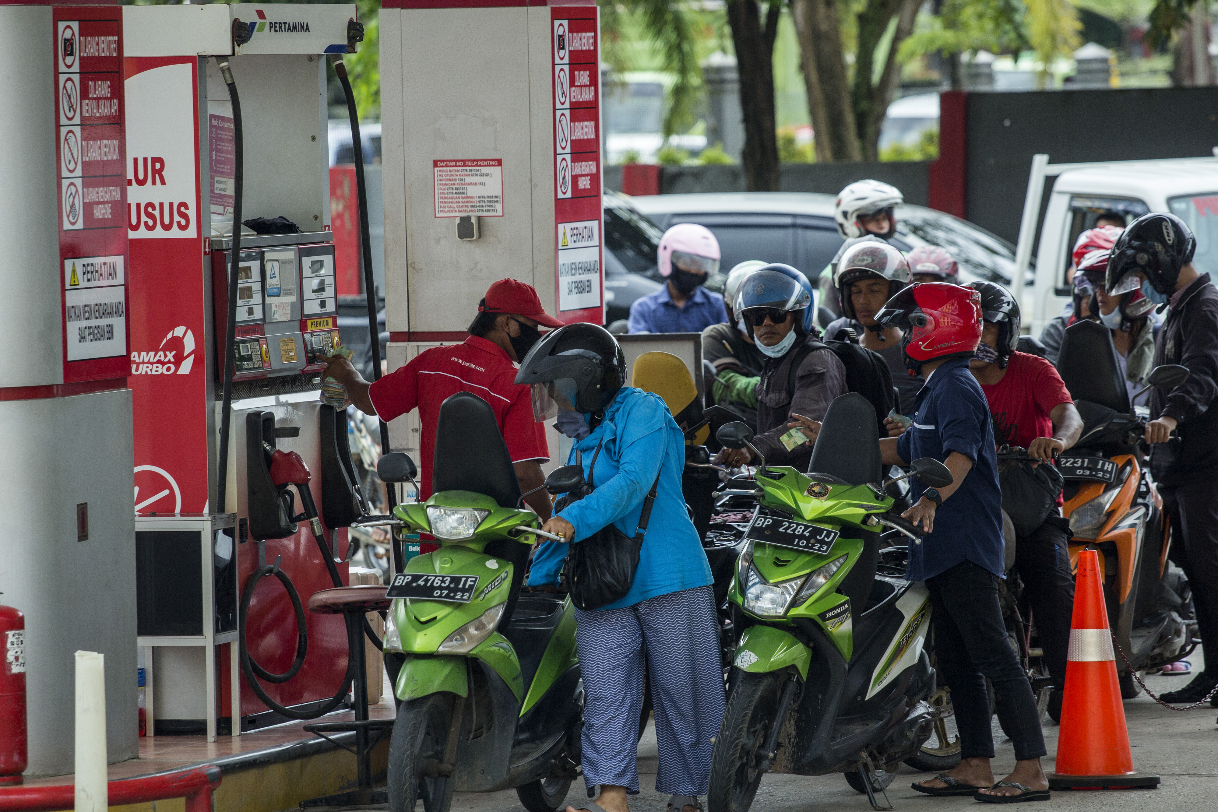 Ilustrasi kendaraan saat antre untuk mengisi BBM di SPBU.