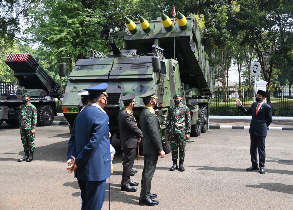 Presiden Joko Widodo memamerkan MLRS Astros kepada para petinggi militer Tanah Air.