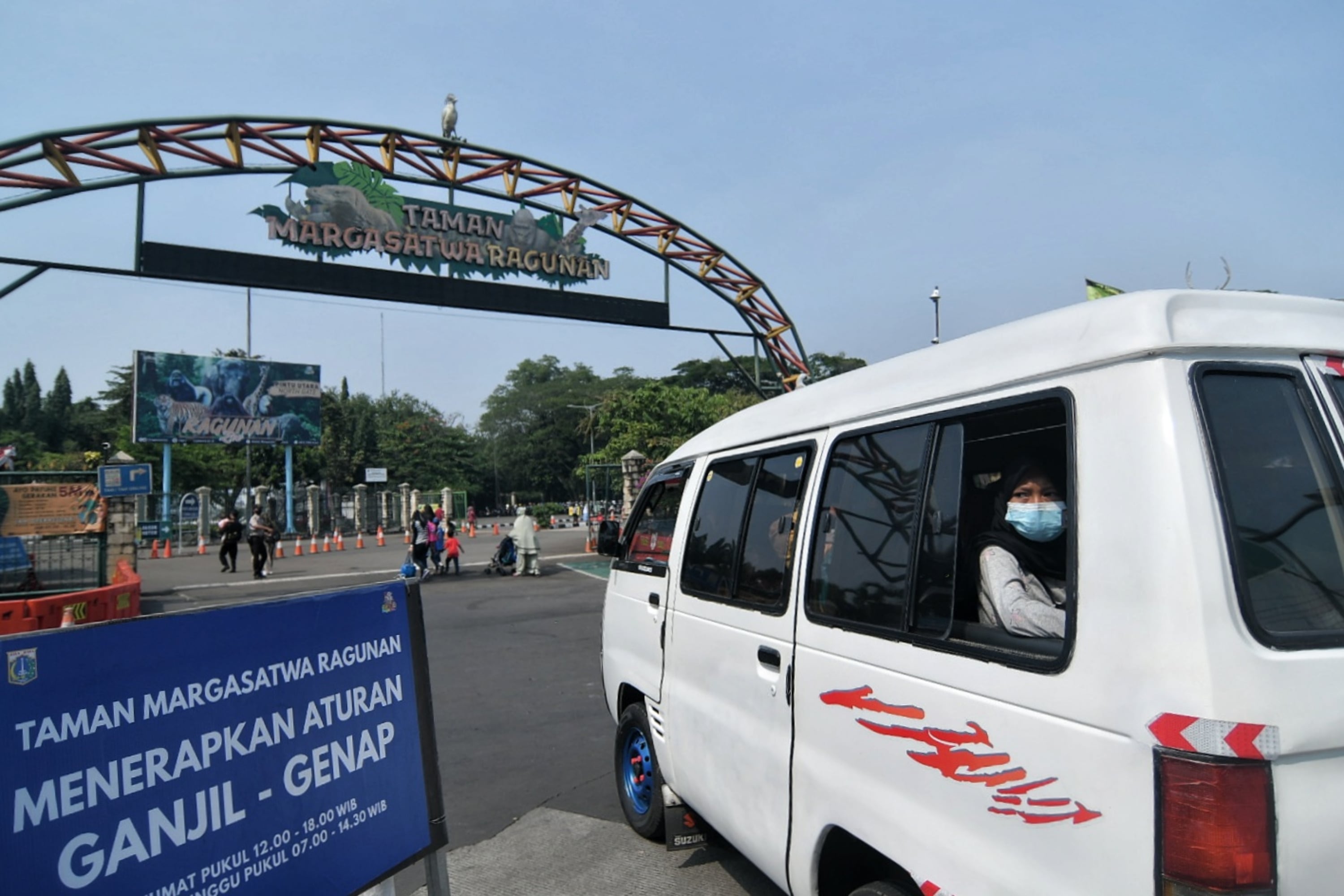  Kendaraan pengunjung saat akan memasuki kawasan Taman Margasatwa Ragunan, Jakarta, Minggu (24/10).