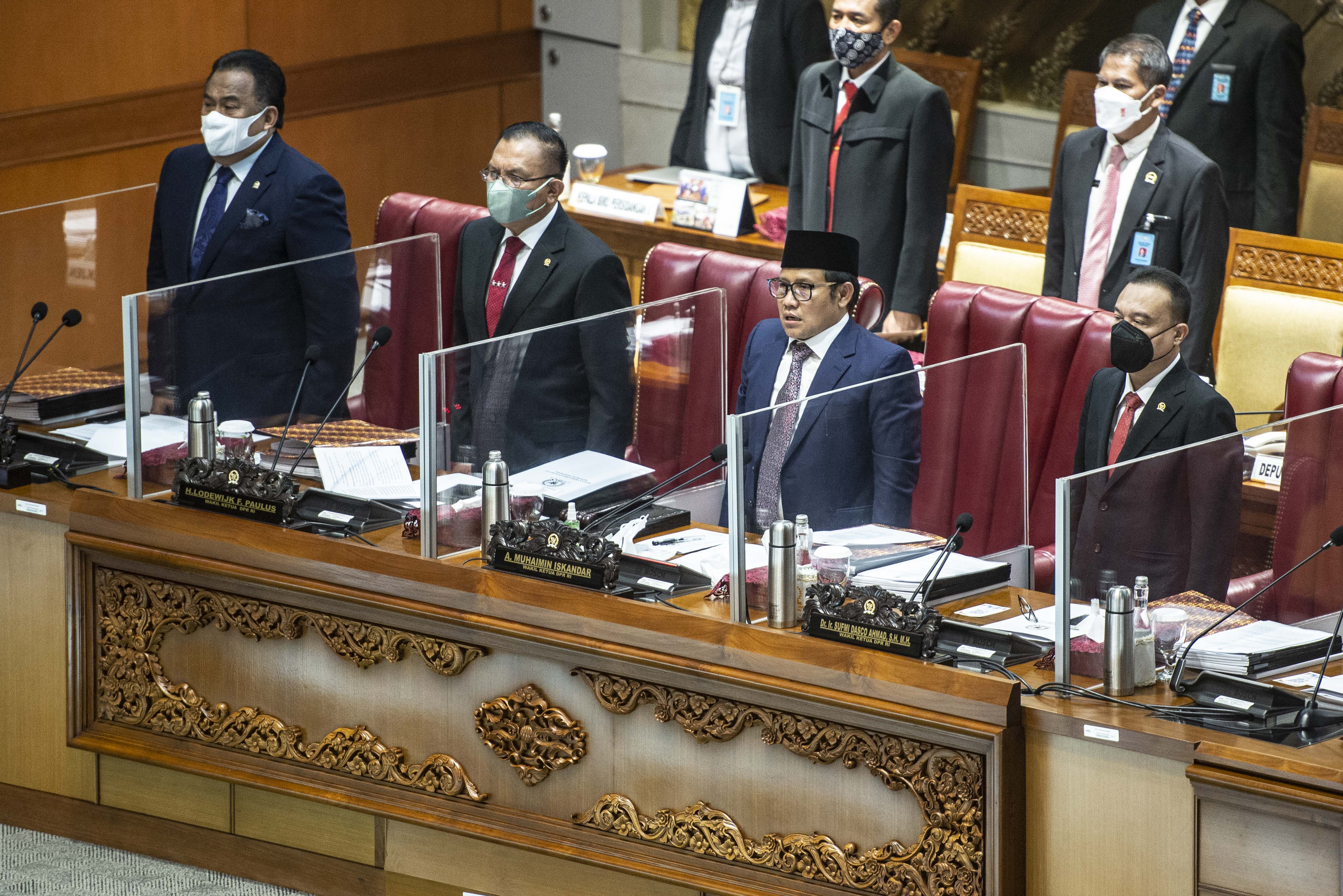 Pengesahan UU Harmonisasi Perpajakan oleh DPR. 