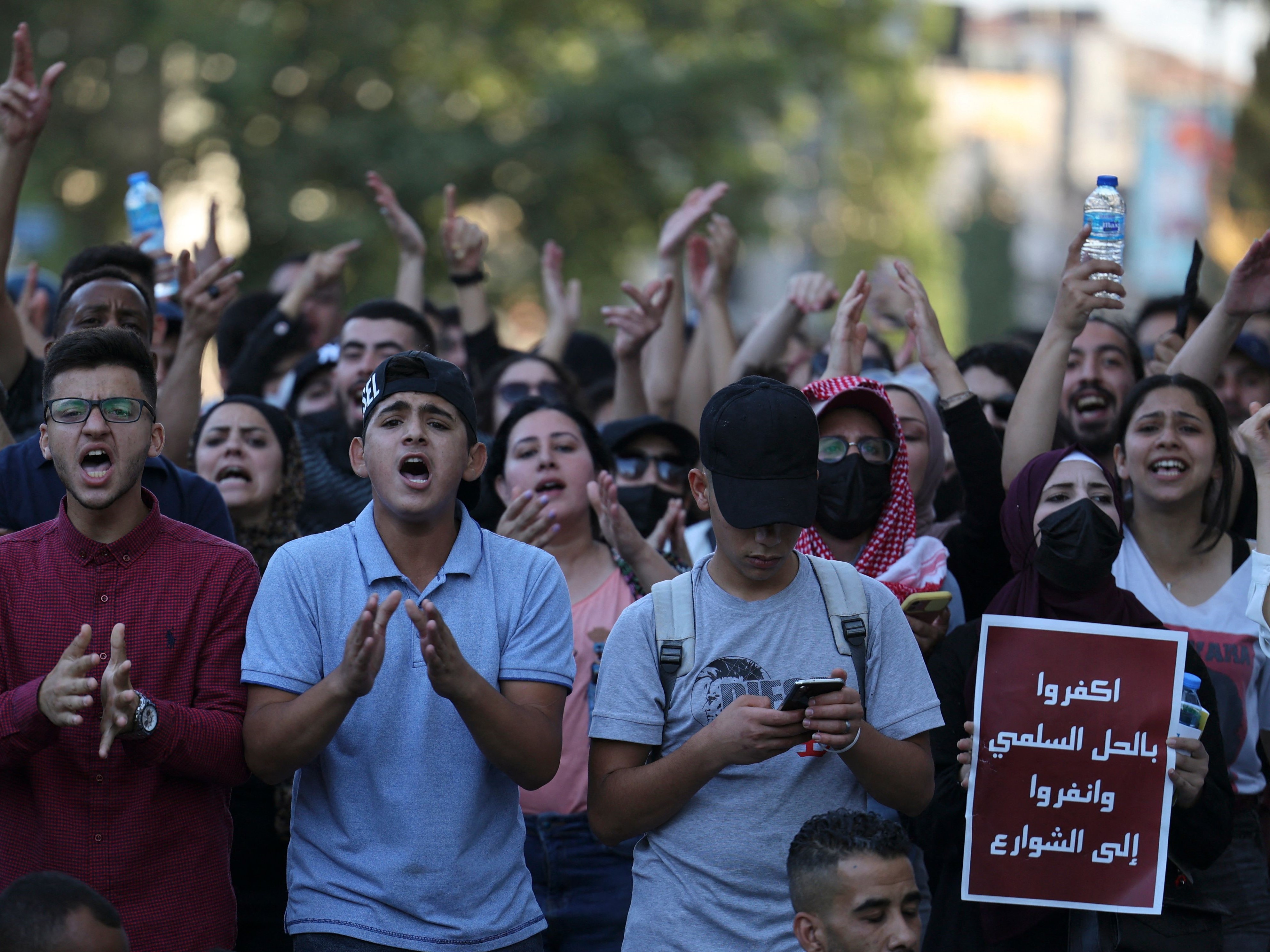Demonstran Palestina di kota Ramallah mengecam Otoritas Palestina tentang kematian aktivis Nizar Banat, awal Juli lalu.