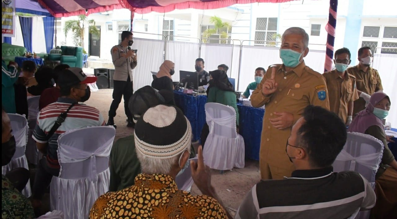 Bupati OKI Iskandar memantau pelaksanaan vaksinasi Covid-19.