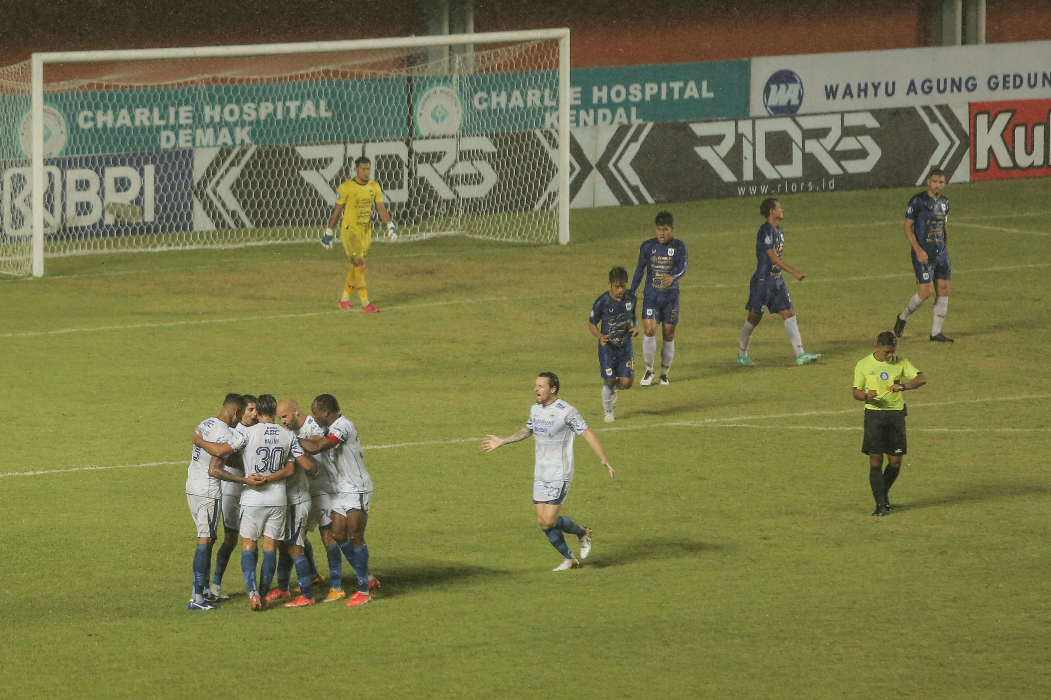 Pemain Persib melakukan selebrasi usai mencetak gol ke gawang PSIS Semarang di laga Liga 1. 