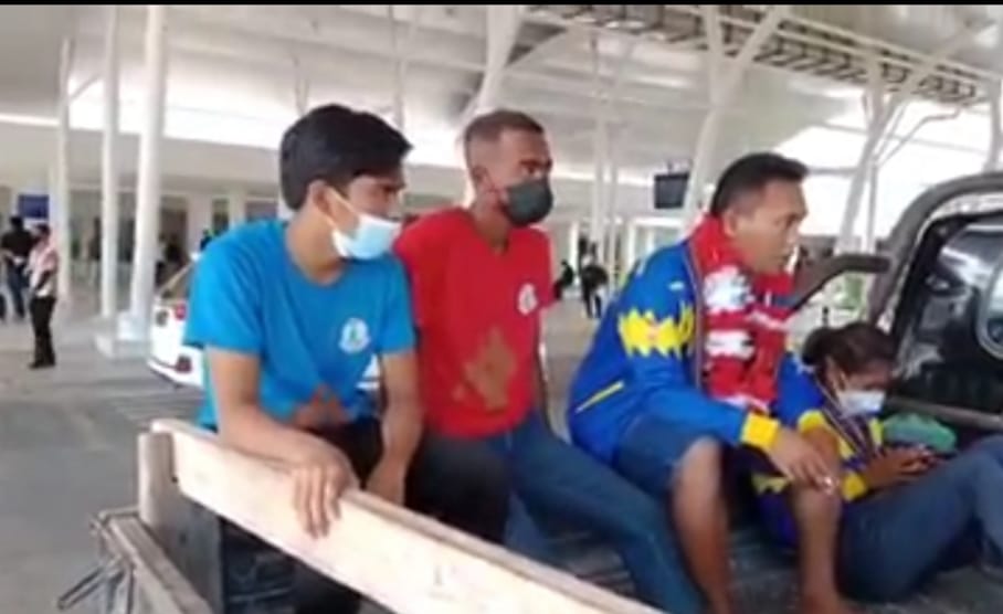 Capture video Susanti Ndapataka (kiri) yang meraih emas Muaythai PON untuk NTT, naik pikap dari Bandara El Tari, Rabu (6/10). 